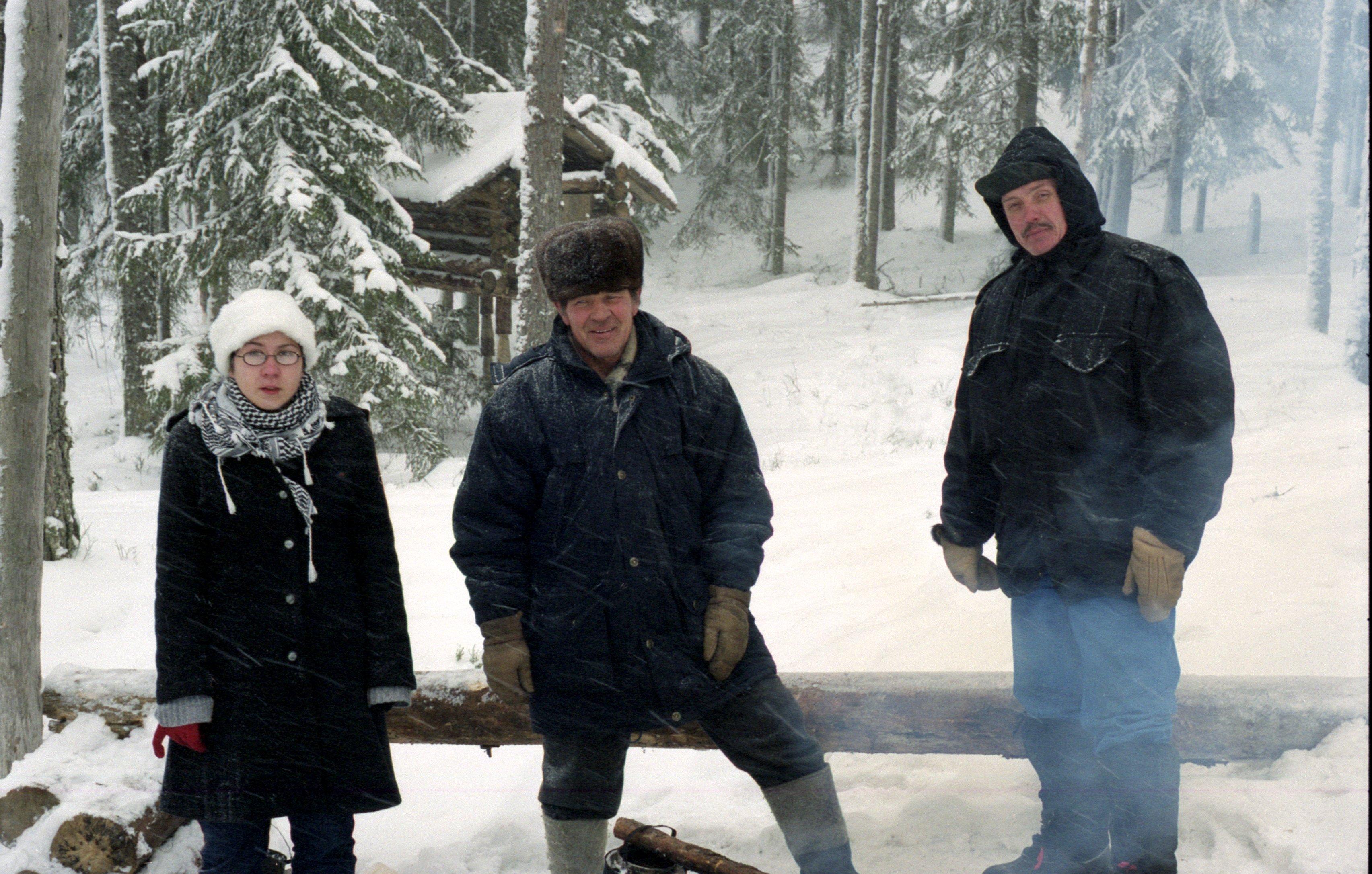 Tudeng, kes tahtis teha filmimisest filmi, Komi kütt Ivan Anufri poeg Denissov ja operaatori assistent Rein Pruul.