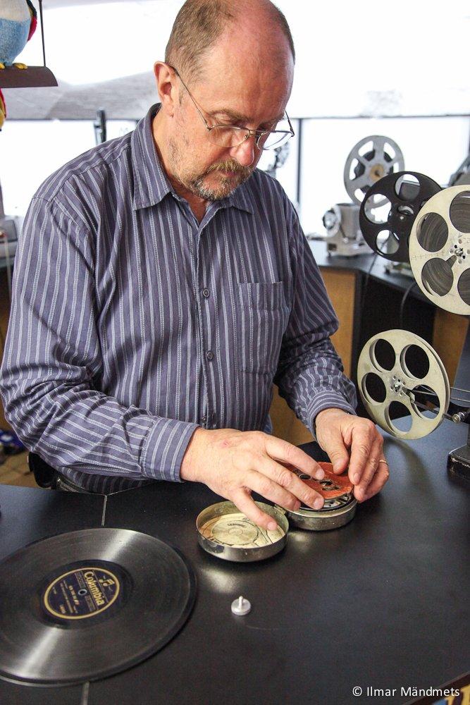 Mängufilm „Nimed marmortahvlil“ (2002) - Kostüümikunstnik Eugen Tamberg  - Foto Ago Ruus - Mare Raidma kogu