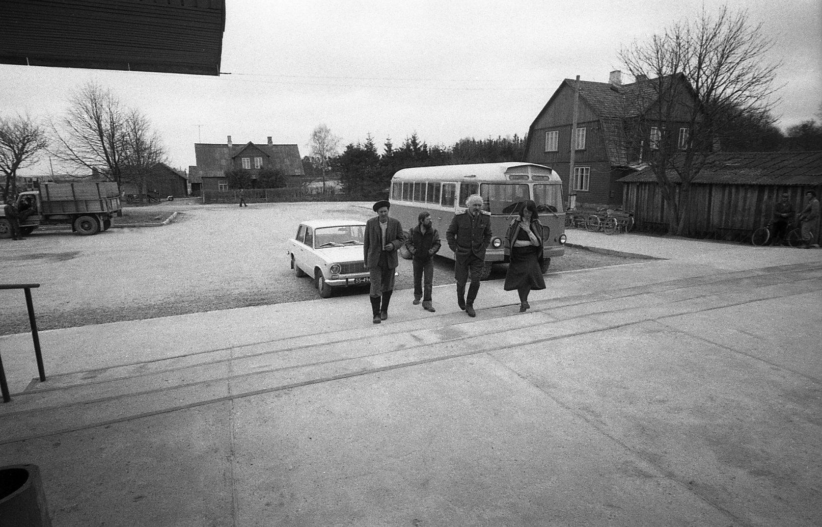 Filmigrupi lõunapaus Lihulas. Näitleja Evald Aavik, helioperaatori assistent Ahti Mänd, näitleja Viktor Balašov, II režissöör Ly Pulk.
