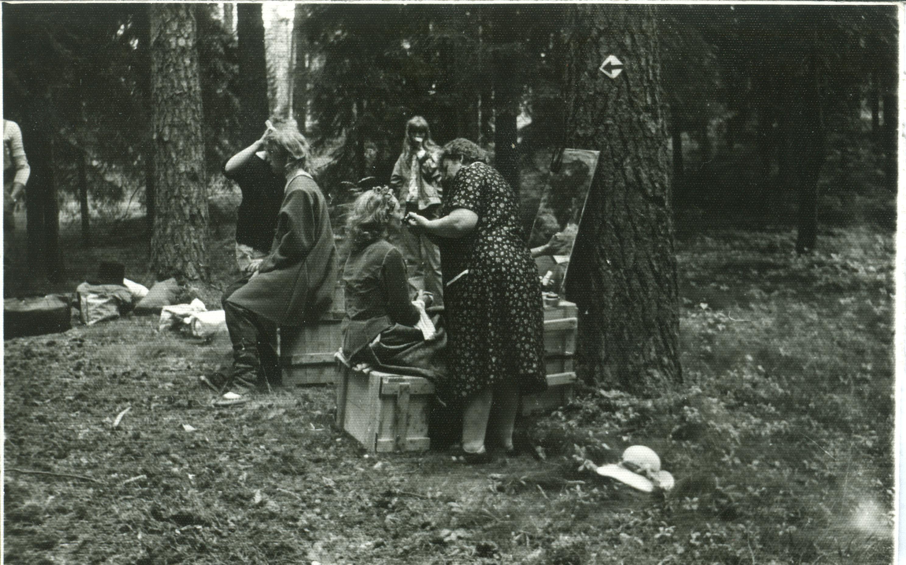Filmivõtetted Viitnal.  Grimeerija Piret Toomvap,  noore Clemeti osatäitja Martinas Budraitis, preili Marie osatäitja Lasma Murnieće, grimeerija Aino Lemming  - Foto Kadi Talpsepp