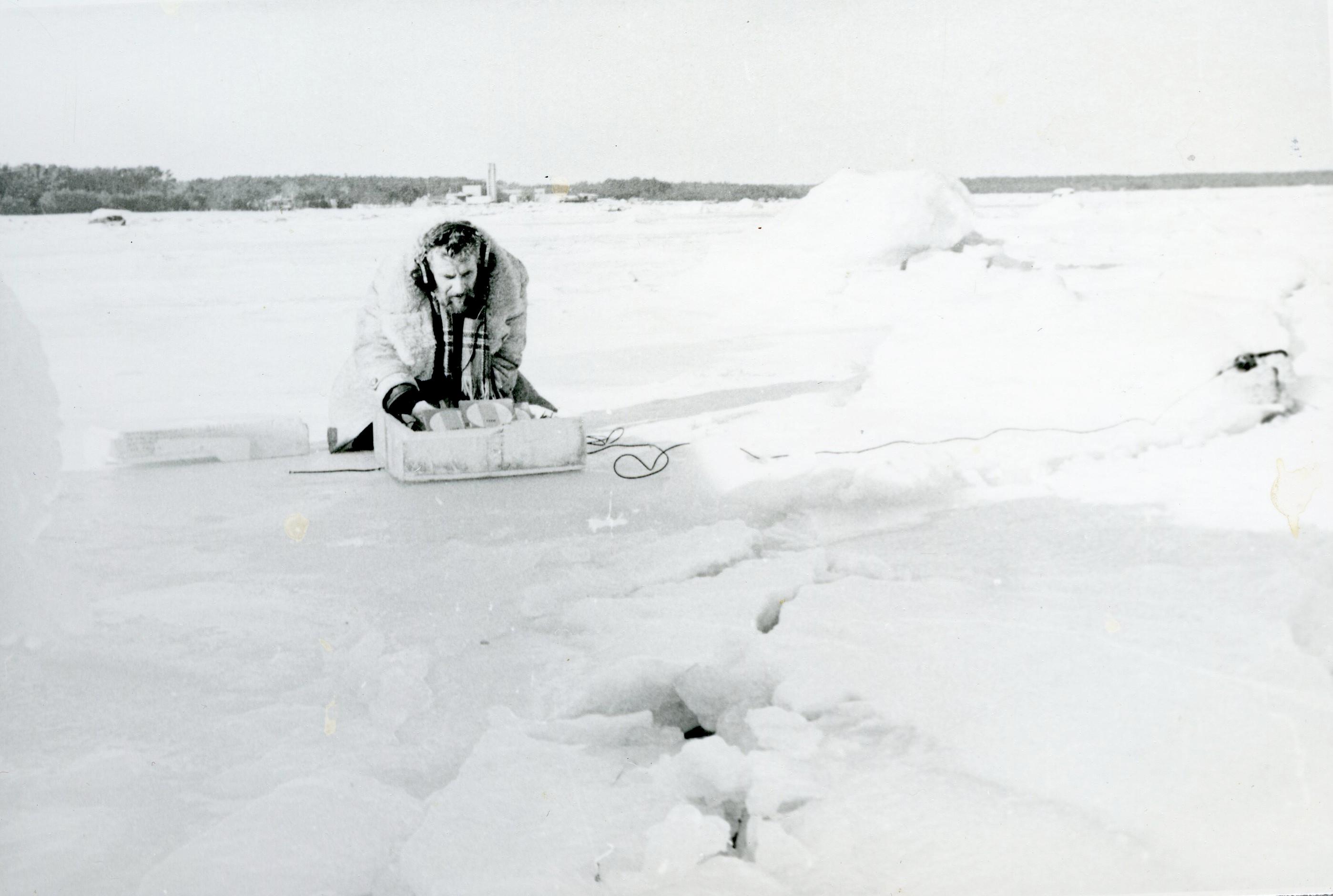 Filmivõtted Vergis ( märts 1986). Helioperaator Raimond Schönberg lindistab jää liikumise kõla - Foto Kadi Talpsepp