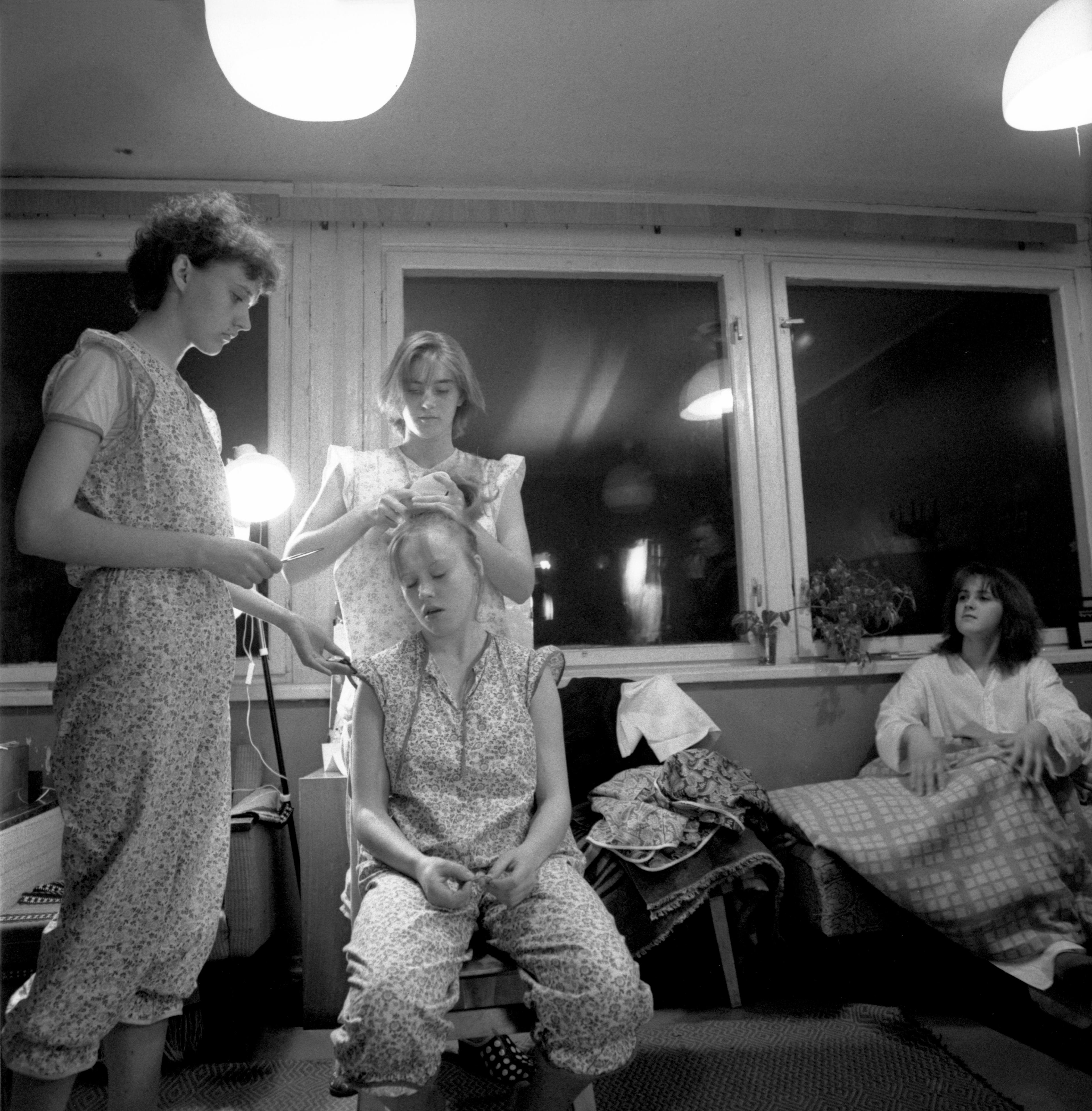 Mängufilm „Täna öösel me ei maga“ (2004) - Kostüümikunstnik Mare Raidma - Foto Ago Ruus - Mare Raidma kogu
