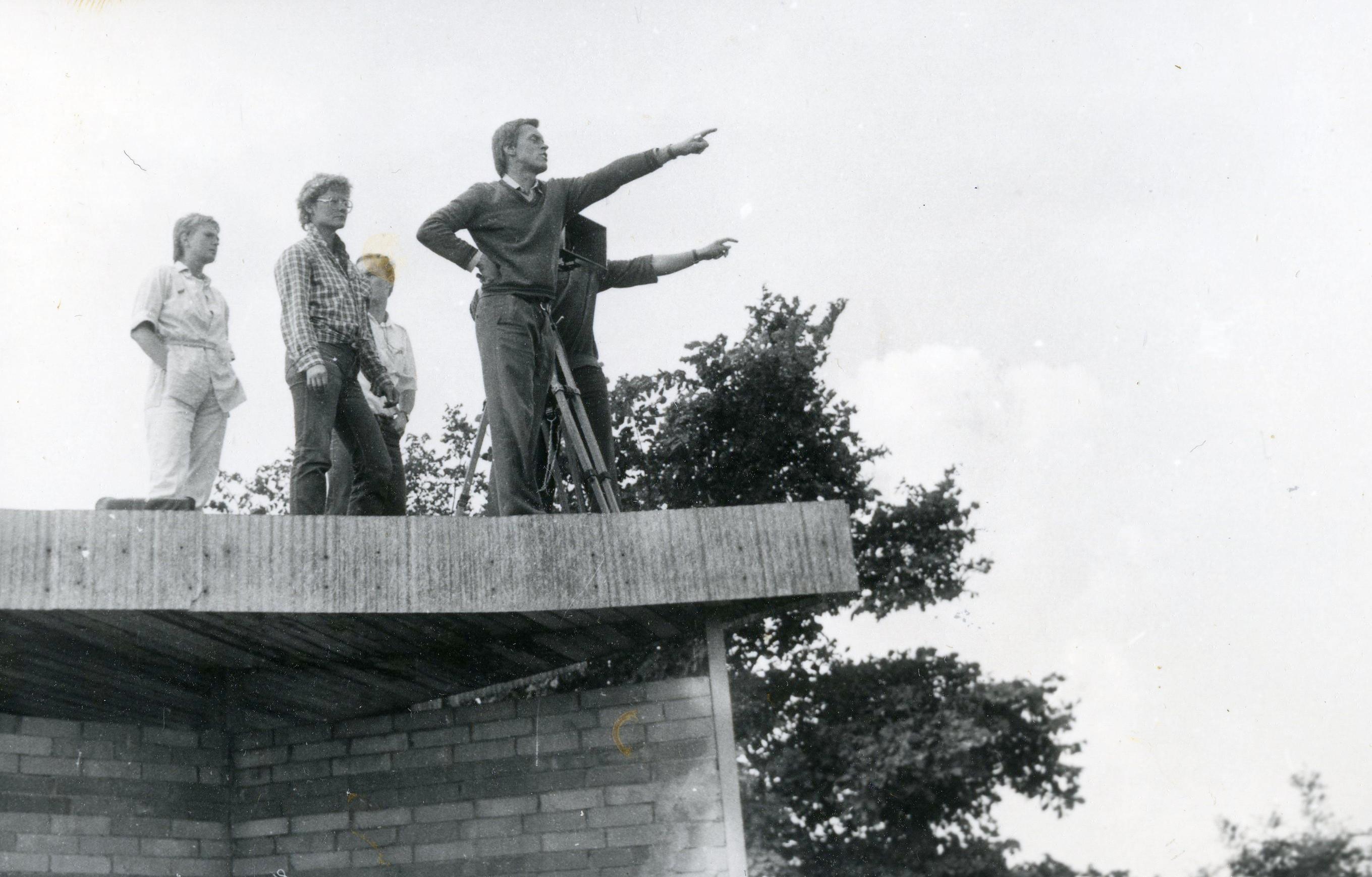 Filmivõtted Ontikal (juuni 1986). Bussipeatuse katusel filmivad  režissööri abi Karin Kuuskmäe, operaatori assistent Kadi Tõkke (Talpsepp), režissöör Olav Neuland  ja operaator Valeri Blinov - Foto Kadi Talpsepp