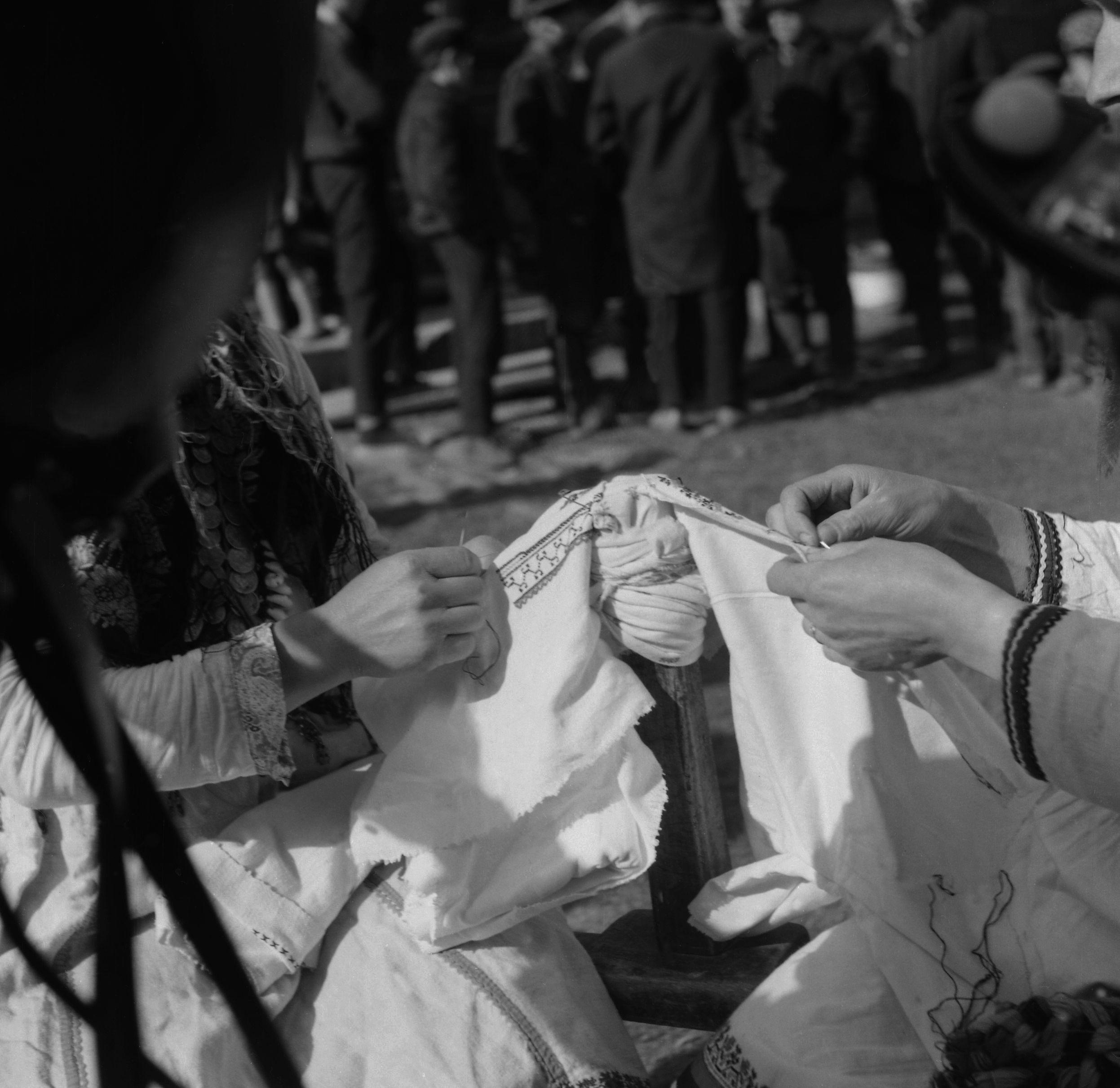 Filmivõtetel Mari külas – Foto Tõnu Seilenthal