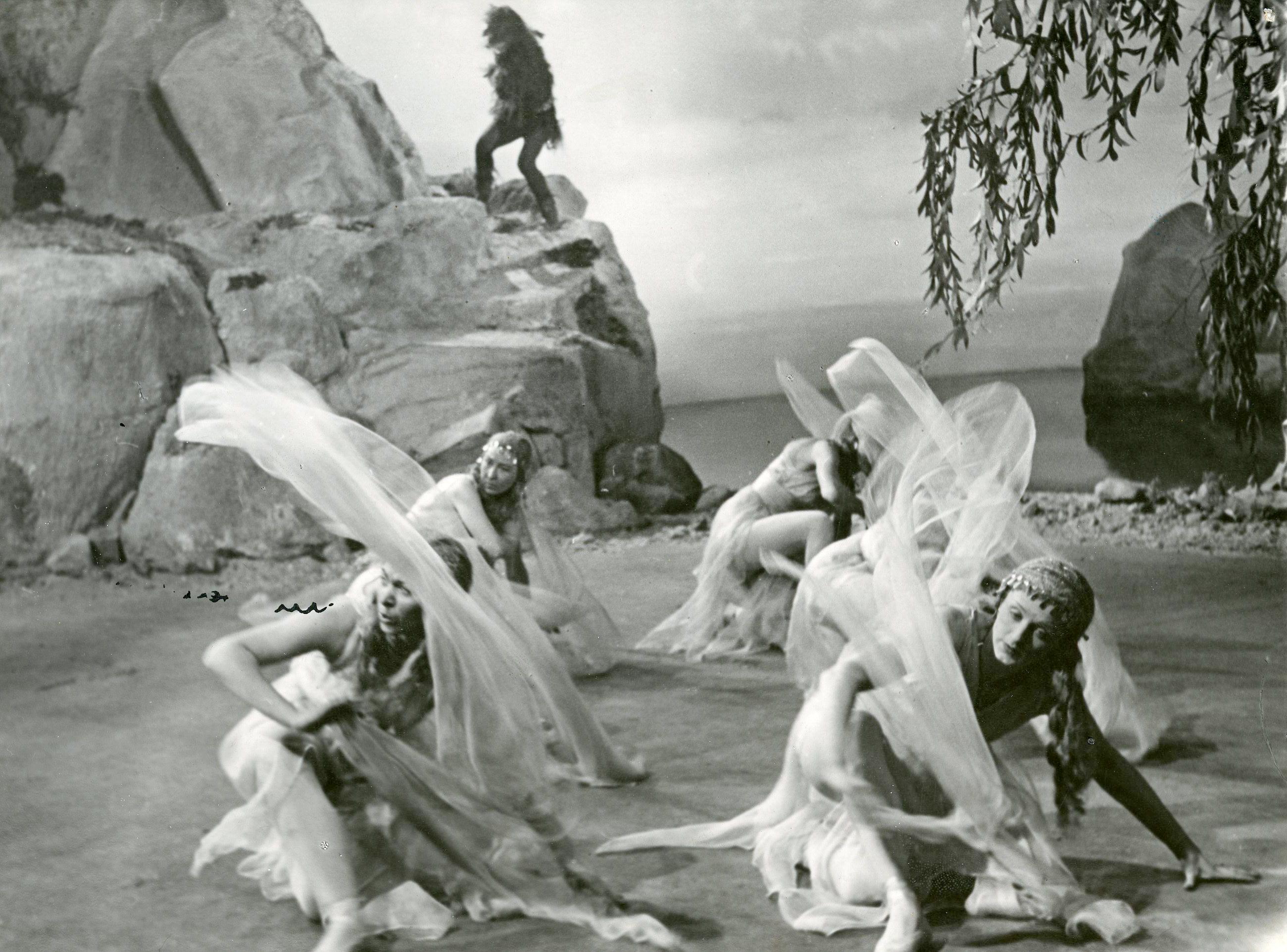 Stseen balletist „Kalevipoeg“ (helilooja Eugen Kapp, ballettmeistrid Ida Urbel, Udo Väljaots)