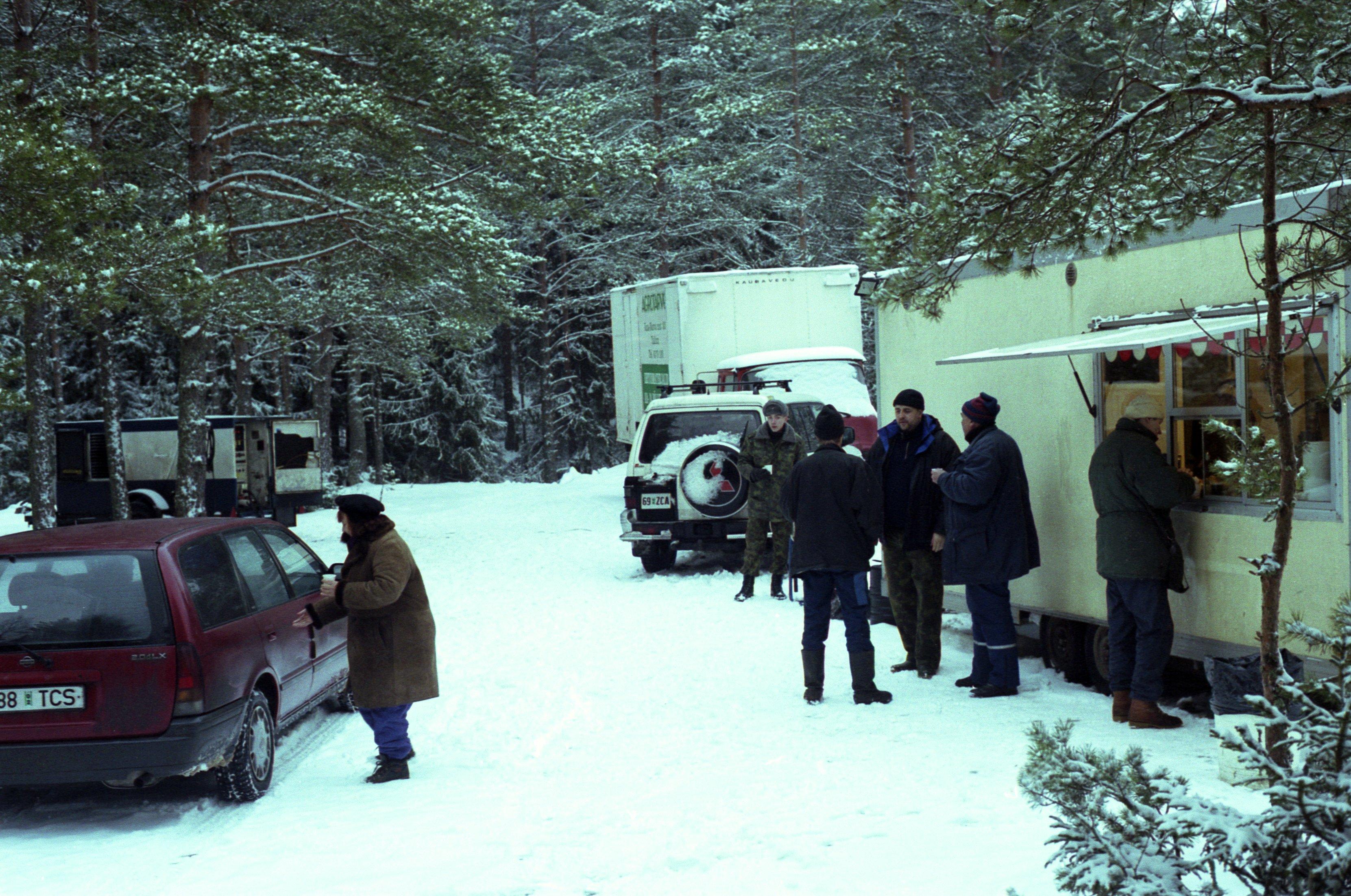 Filmivõtete laager metsas.