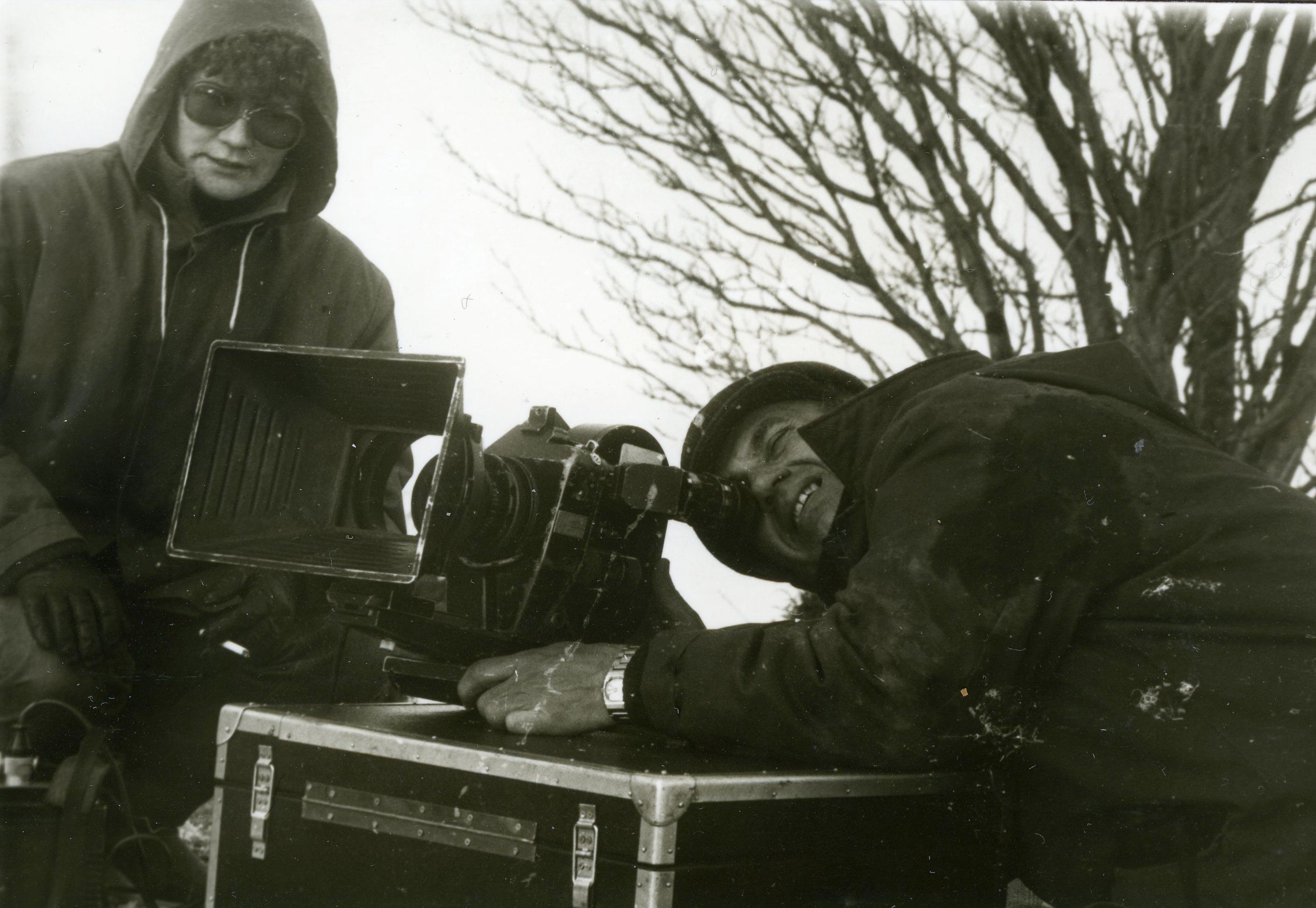 Filmivõtetel Mohni saarel (märts 1987). Operaatori assistent Kadi Tõkke (Talpsepp) ja operaator Nugzar Ruhadze - Foto Kadi Talpsepp