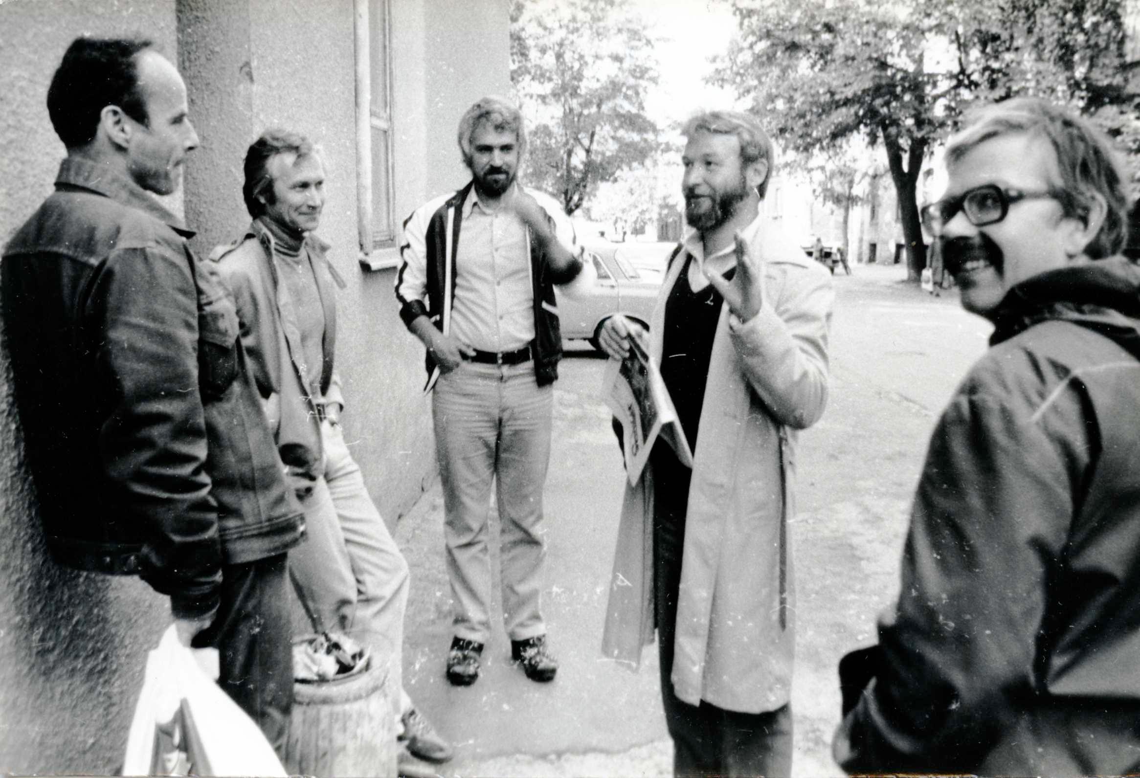 Tallinnfilmi Kaupmehe tänava filmipaviljoni ukse ees 1985. aastal. Vasakult: Roman Sabsay, Arvo Vilu, Toivo Elme, Valentin Kuik, Ahti Mänd