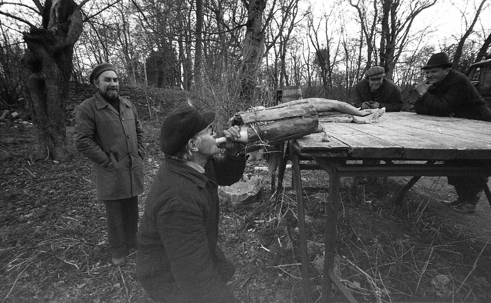 Filmivõtetel Matsalus. Vasakult esimene filmi direktor Raimund Felt, paremalt esimene dekoraator Helmut Mark.