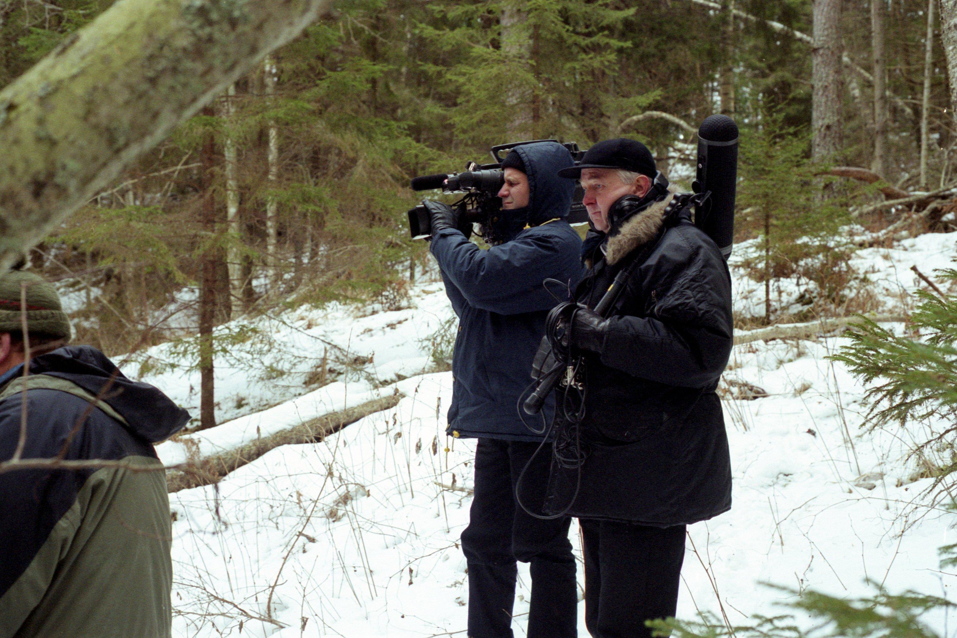 Telegrupp filmitegemist jäädvustamas, mikrofoniga Lembit Hõbemägi ja ETV kaameramees.