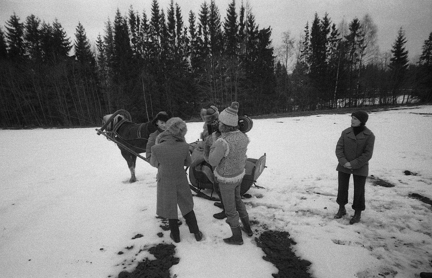 Kutsari ja mõisniku kohtumine põllul. Kutsari osas Arvo Kukumägi, mõisniku osas Linnar Priimägi, kaameraga režissöör Mark Soosar, II režissöör Ly Pulk. 
