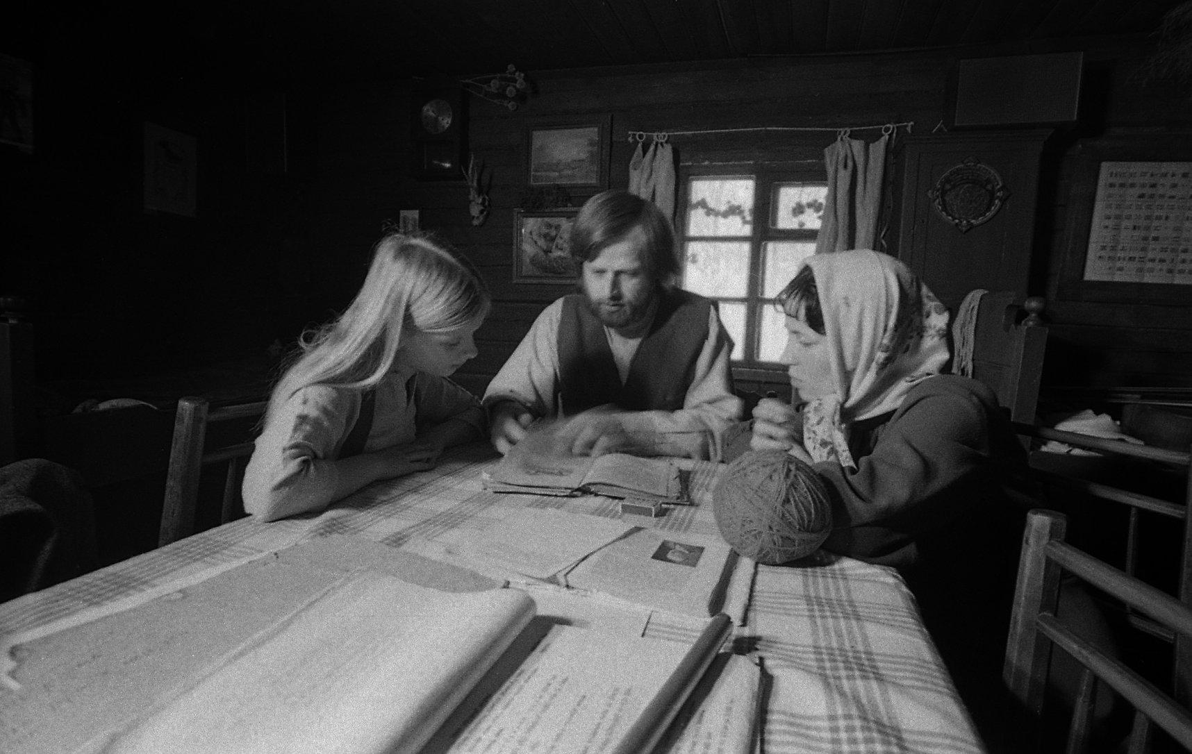 Näitlejaproov Mihkli-Jaanil: Kadriann Soosar, Peep Ilmet ja Kersti Kreismann. 