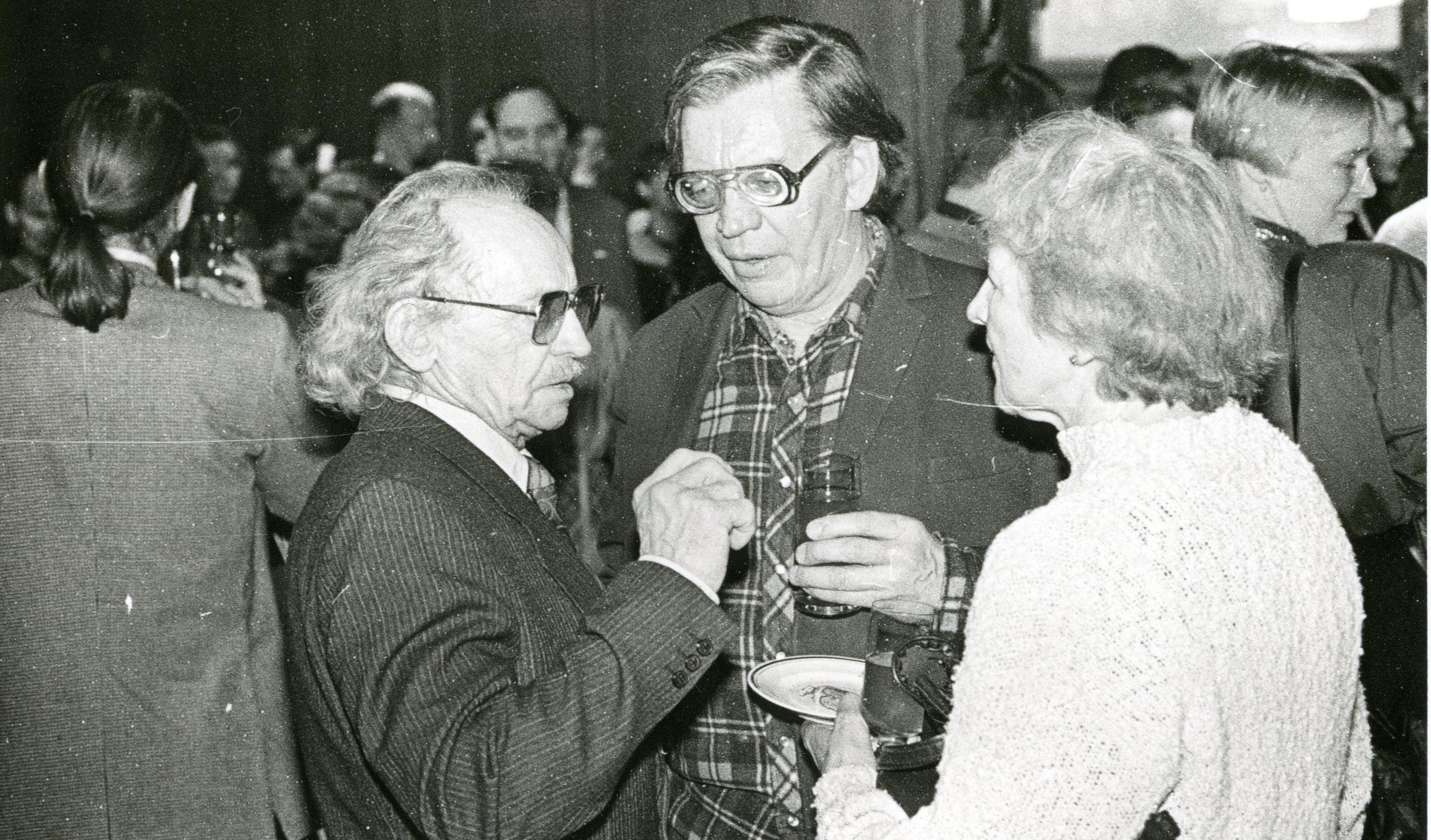 Filmi esilinastusel Sakala keskuses - keskel Jüri Järvet
