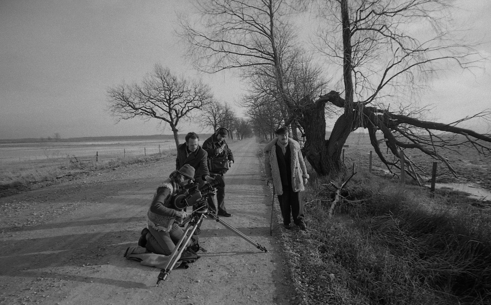 Lauluvanaga Audrus. Filmib režissöör-operaator Mark Soosaar, Riia filmistuudio kaameratehnik, helioperaator Enn Säde ja rahvalaulu esitaja, lauluvana Anton Kivi.