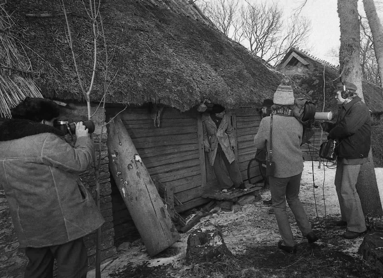 Filmivõtted. Fotokaameraga fotograaf Villu Reiman, uksel Bernhard Laipmanni osatäitja Evald Aavik, režissöör Mark Soosaar, helirežissöör Enn Säde. 