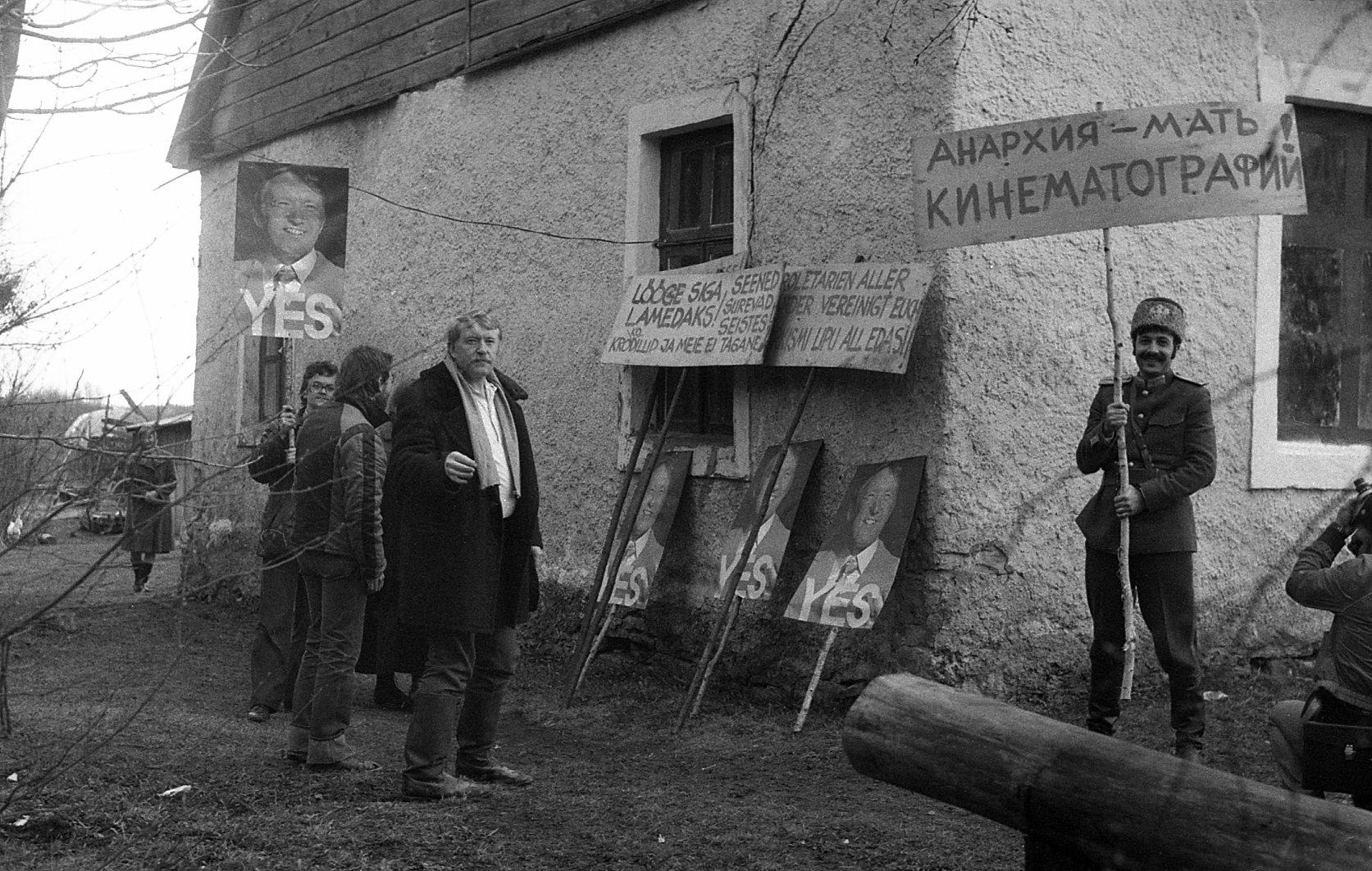 1. mai paraadi nali võtteplatsil. Esiplaanil kunstnik Omar Volmer, plakatiga Fonik Šukjurov.