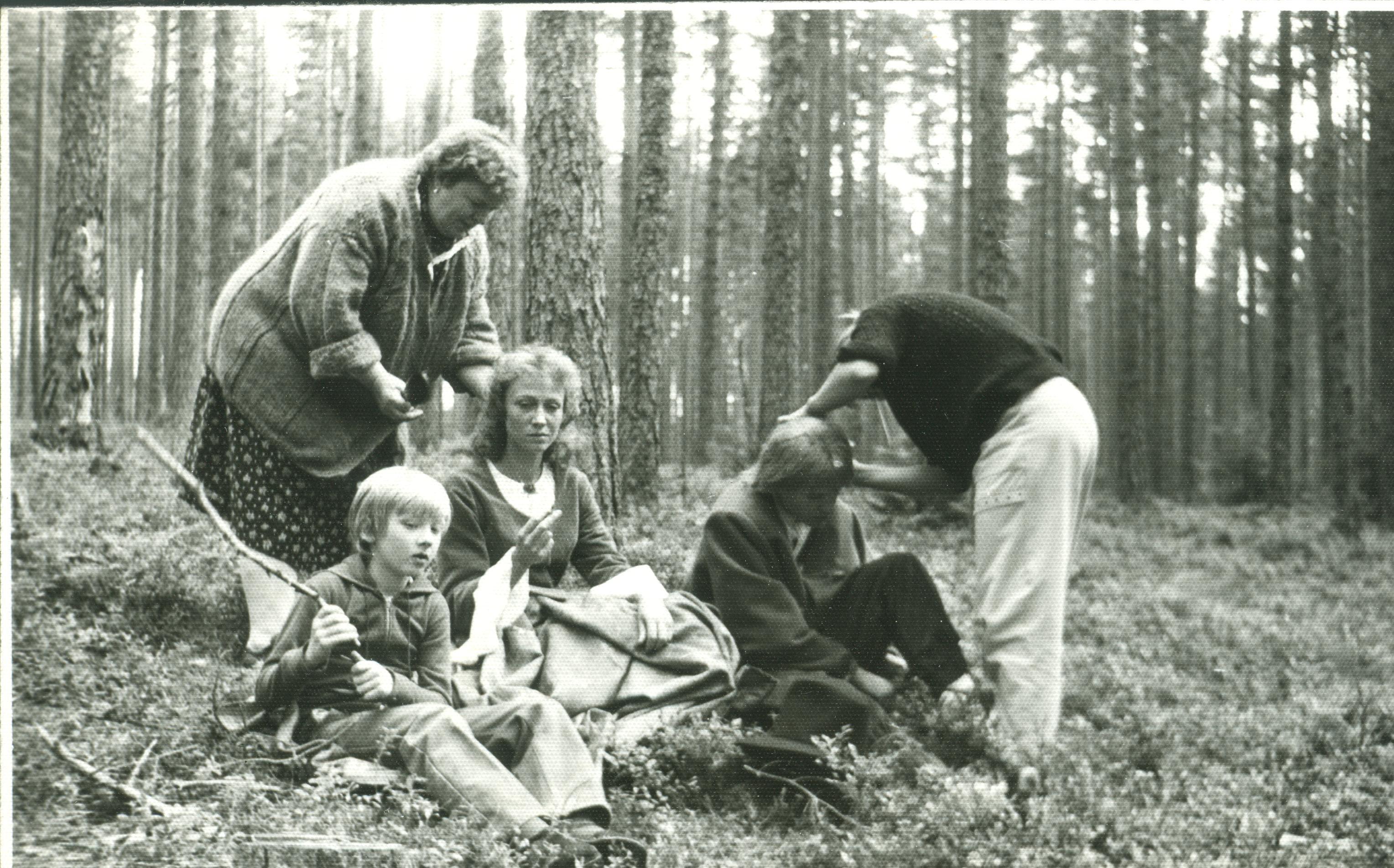 Filmivõtetted Viitnal.  Grimeerija Aino Lemming,  preili Marie osatäitja Lasma Murnieće, noore Clemeti osatäitja Martinas Budraitis, grimeerija Piret Toomvap  - Foto Kadi Talpsepp