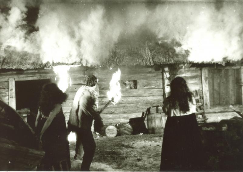 Filmivõtted Altjal. Katkuhaigete talu põletamine - Foto Kadi Talpsepp
