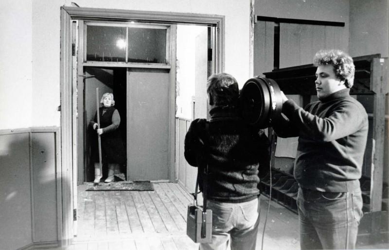 Andres Sööt filmimas Jõelähtme rahvamajas detsembris 1985. Ukselävel seisab Jõelähtme rahvamaja perenaine Maie Jakobi