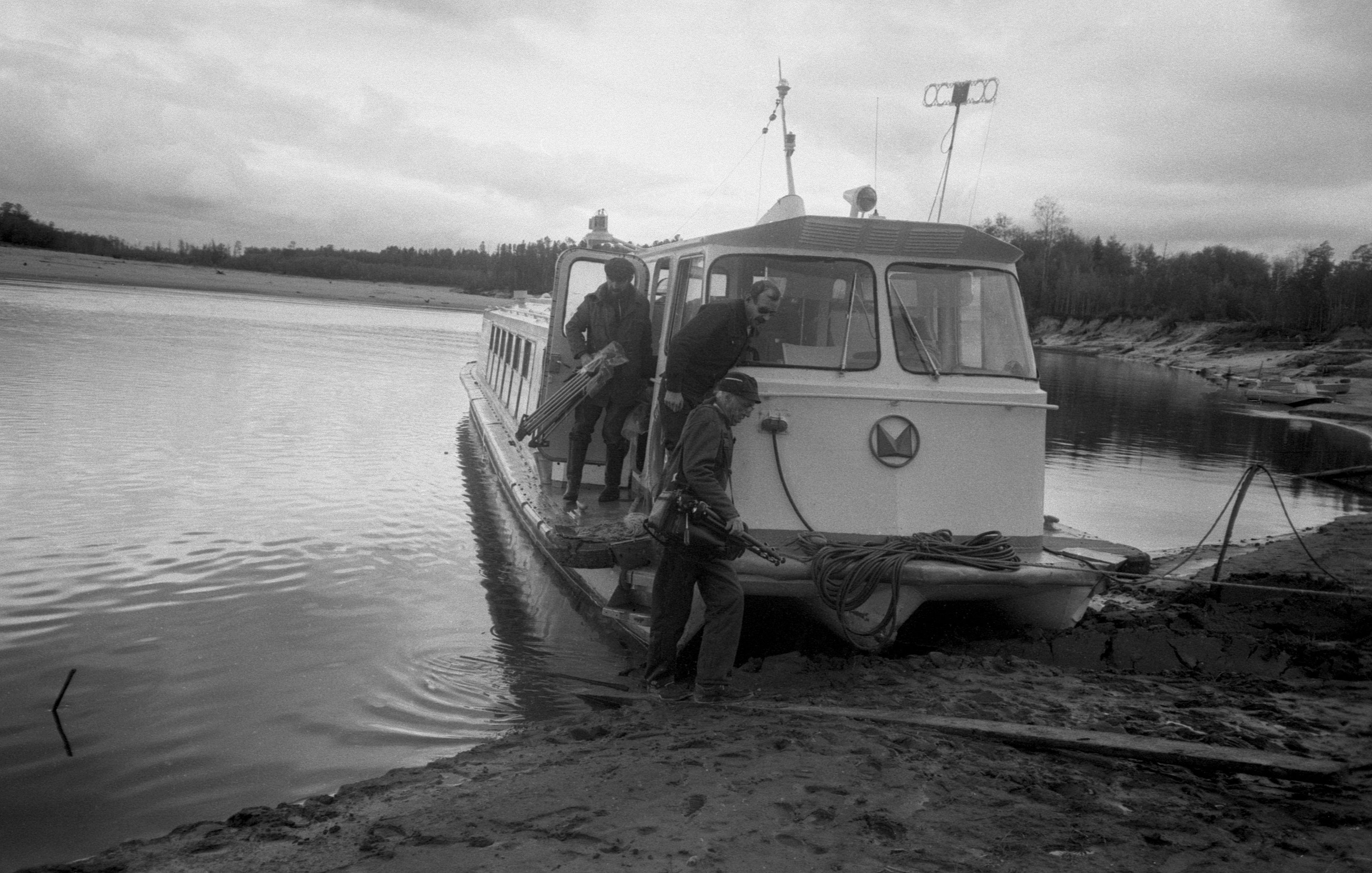Uus laev  kalda veeres (1988)