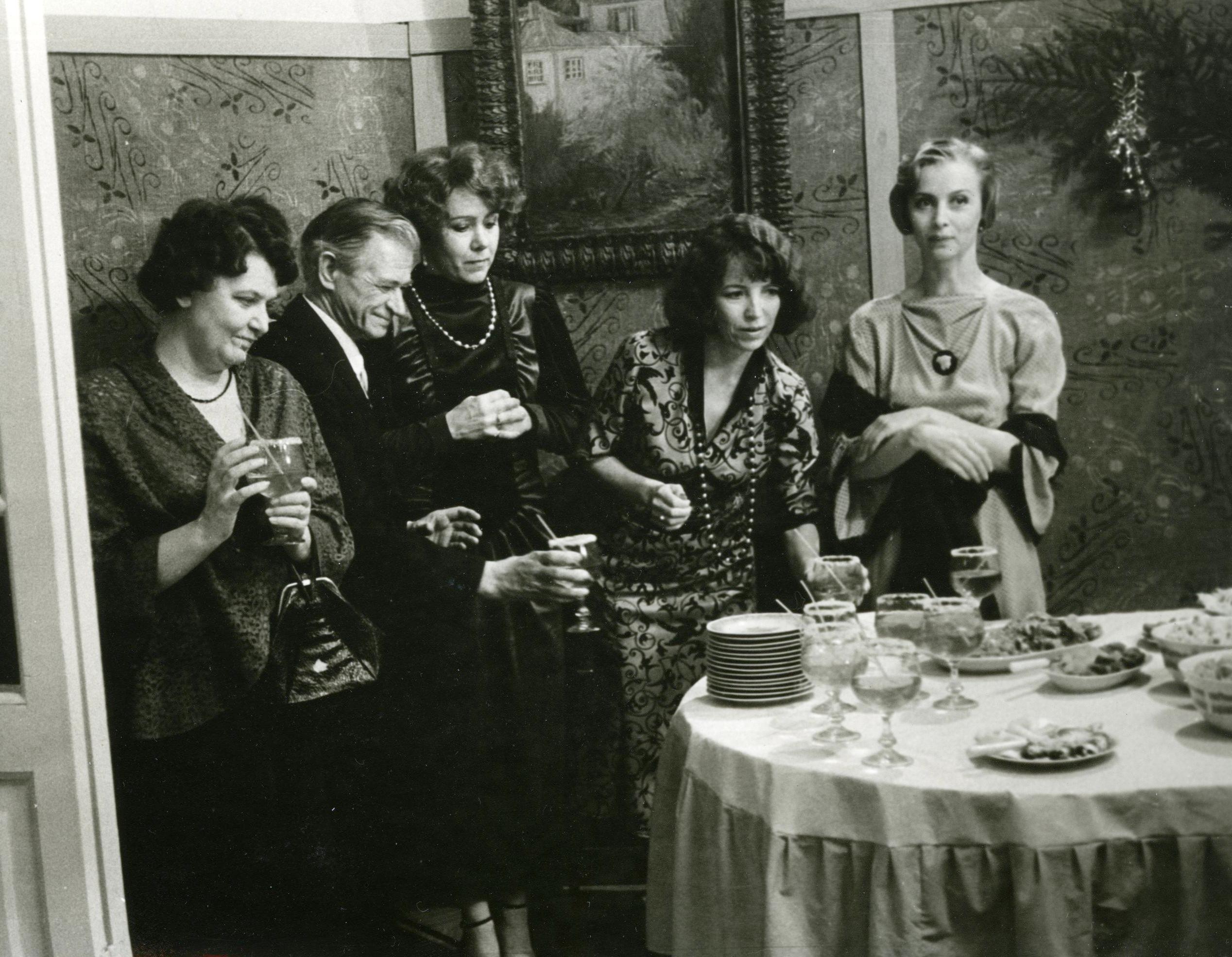 Filmi võtetel Hiiu Pavijonis - vasakult Helena Vannari, Kajo Kiisk, Katrin Karisma, Kersti Kreismann ja Laine Mägi 