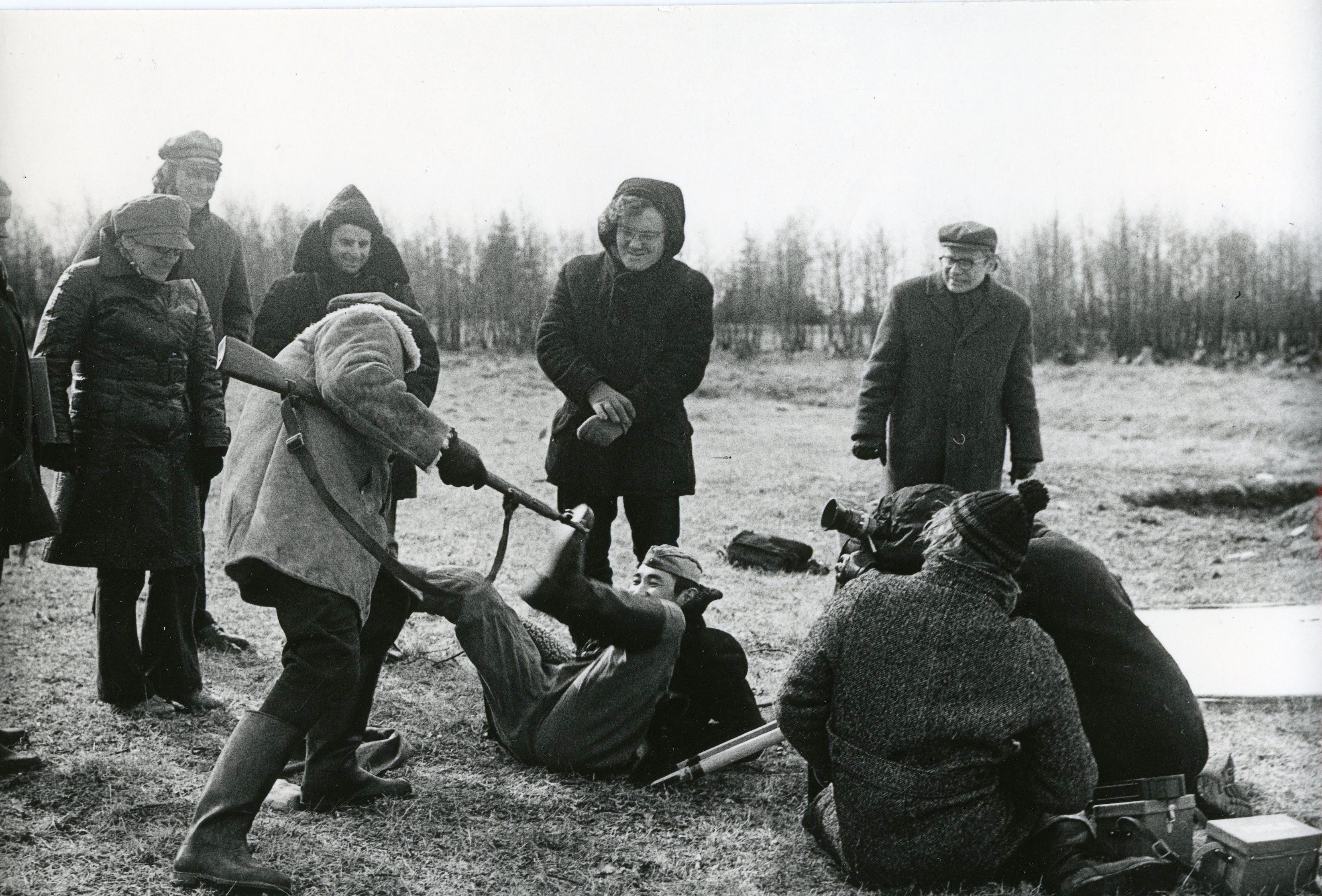 Filmivõtetel - Filmi direktor Veronika Bobossova, helioperaator Roman Sabsai, metsavahi osatäitja Vaino Vahing, sõduri osatäitja Kubanbek Žussupov, režissöör Peeter Simm, helioperaatori assistent Simo Vasard,
operaatori assistent Vladimir Ivanov, operaator Anatoli Lapšov
