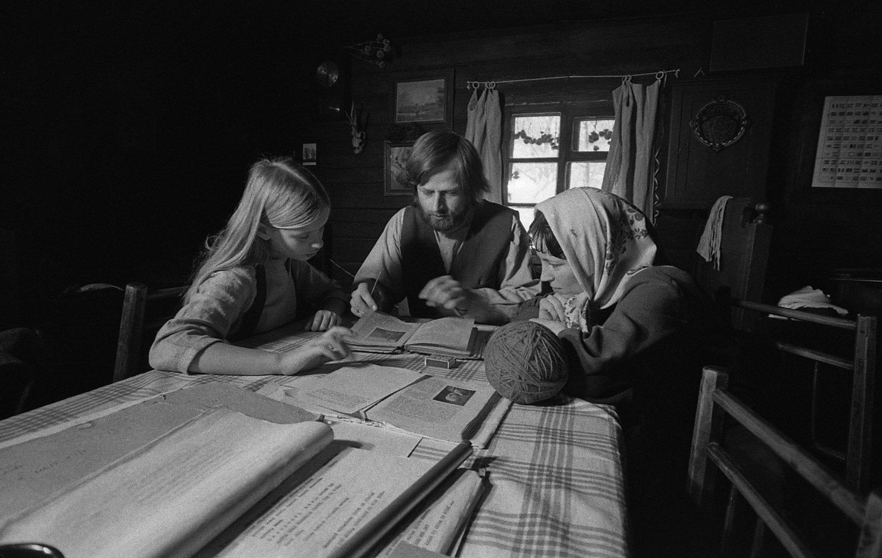 Näitlejaproov Mihkli-Jaanil: Kadriann Soosar, Peep Ilmet ja Kersti Kreismann. 