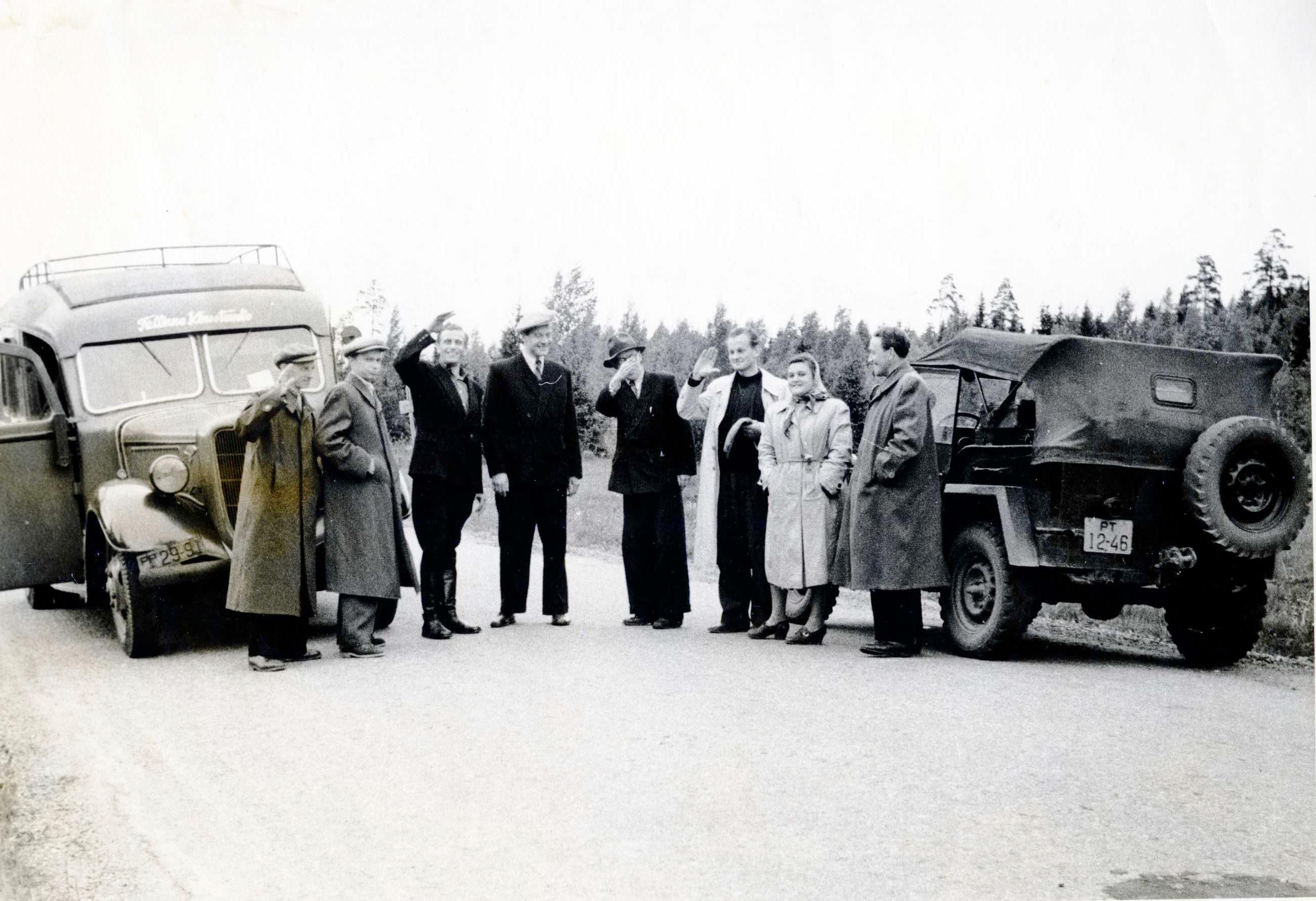 Kahe võttegrupi kohtumine Tallinn-Viljandi maanteel 1955. aasta juunis. Fotol:  Eduard Eljas, Heino Pars, Raimond Schönberg, Lembit Vanaveski, Boris Mölder, Andres Sööt, Innessa Kozlova ja Uno Saidla 