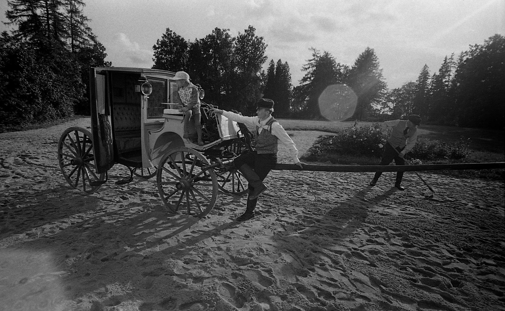 Võtte vaheaeg. Sander Säde ja kutsar Mihkel Välbu osatäitja Arvo Kukumägi, Aedniku osatäitja Leopold Vene.