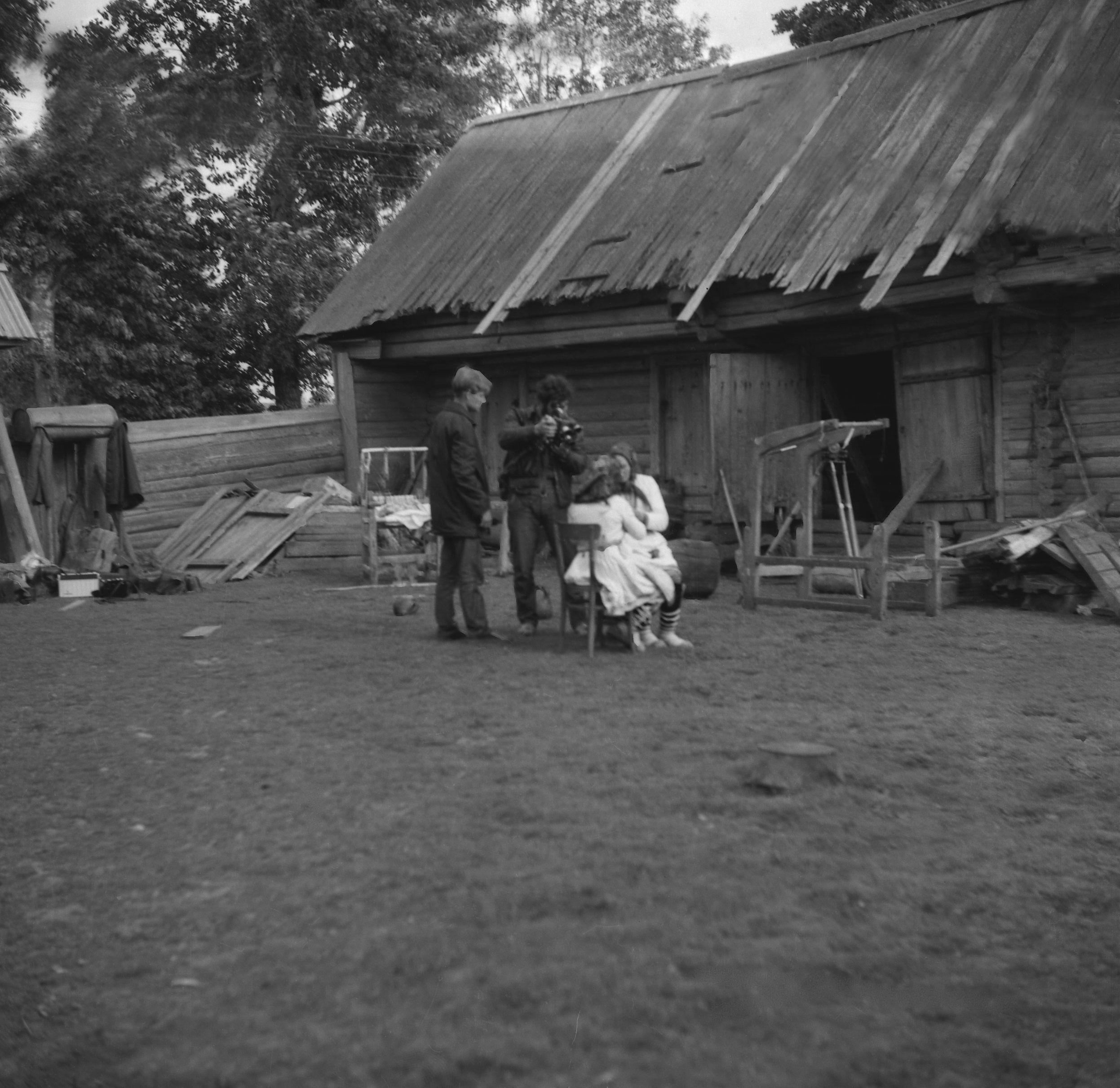 Filmivõtetel Mari külas – Foto Tõnu Seilenthal