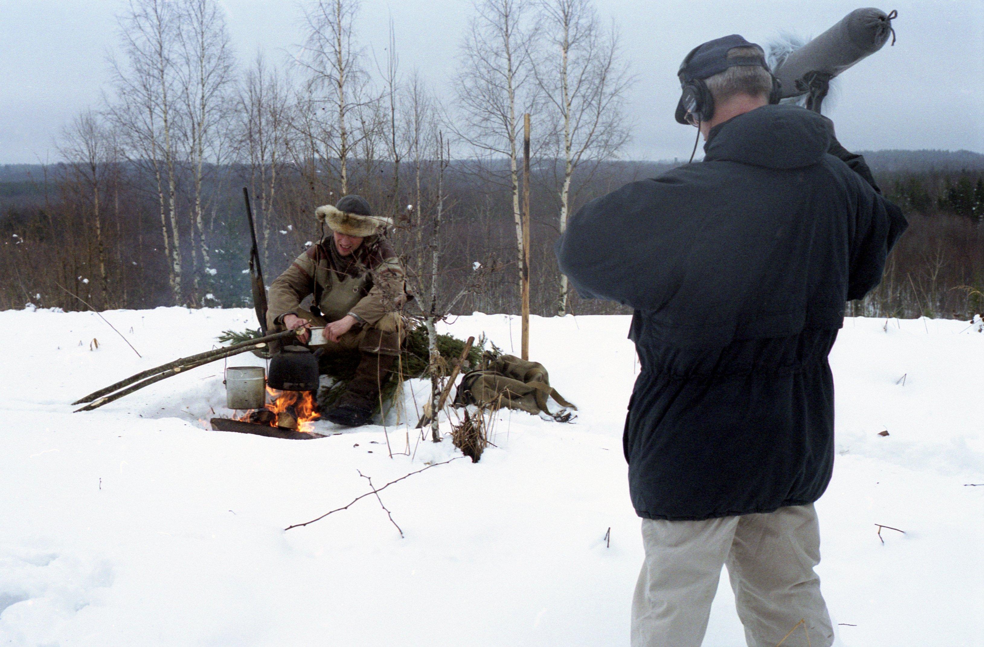 Filmivõtted Eestis, Kõrvemaal. Niika osatäitja Rain Simmul ja helirežissööri assistent Koit Pärna. 
