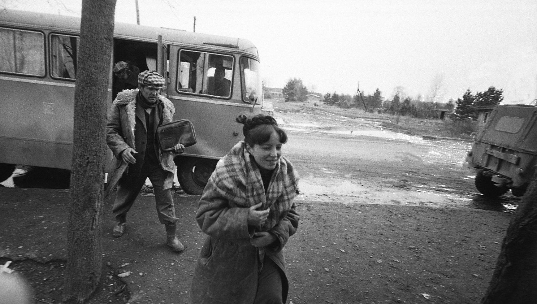 Filmigrupi lõunapaus. Esiplaanil näitleja Kersti Kreismann.