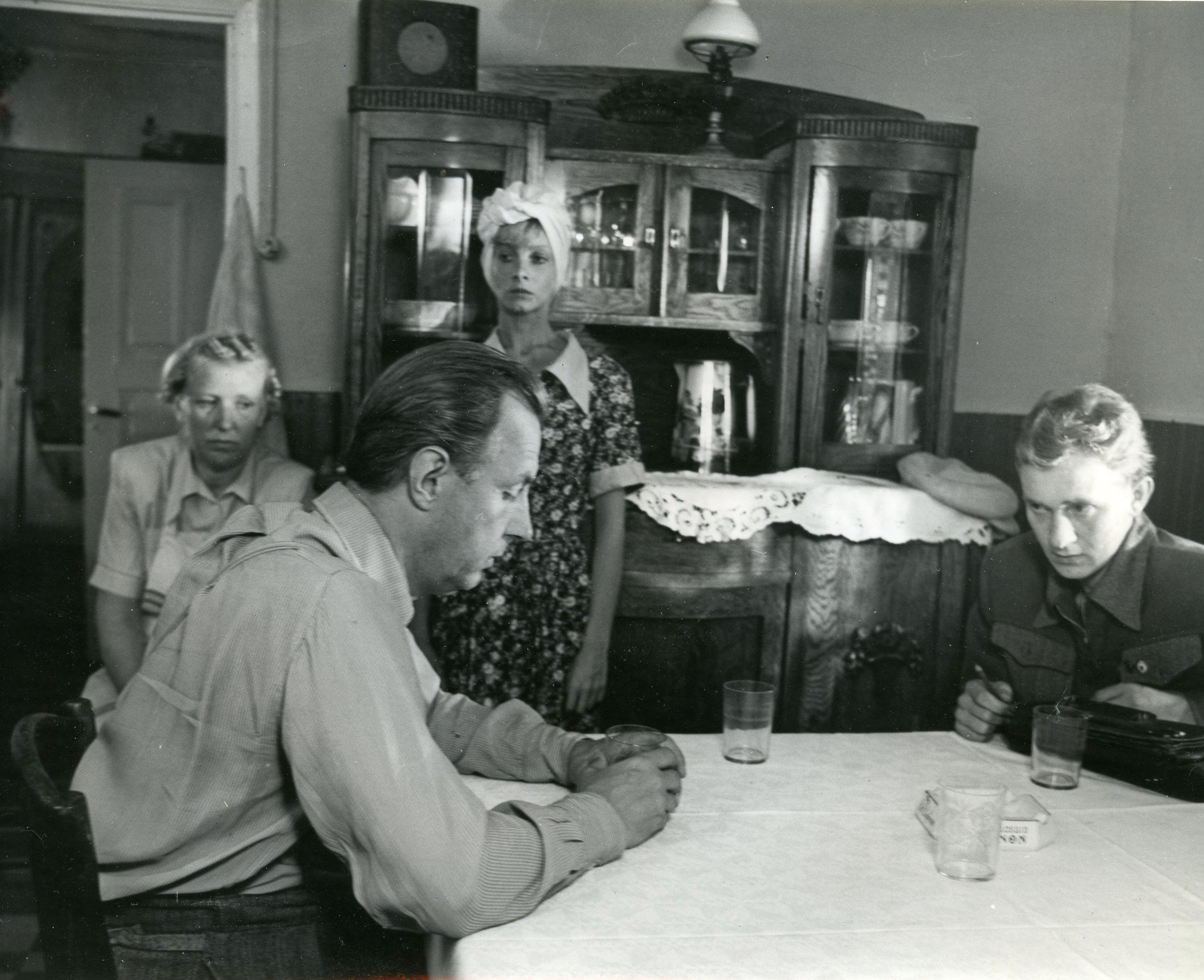Liina ema osas Ines Aru, Liina isa osas Aarne Üksküla, Liina osas Reet Paavel, volinik Kukemere osas Arvo Kukumägi - Foto Mikk Raude