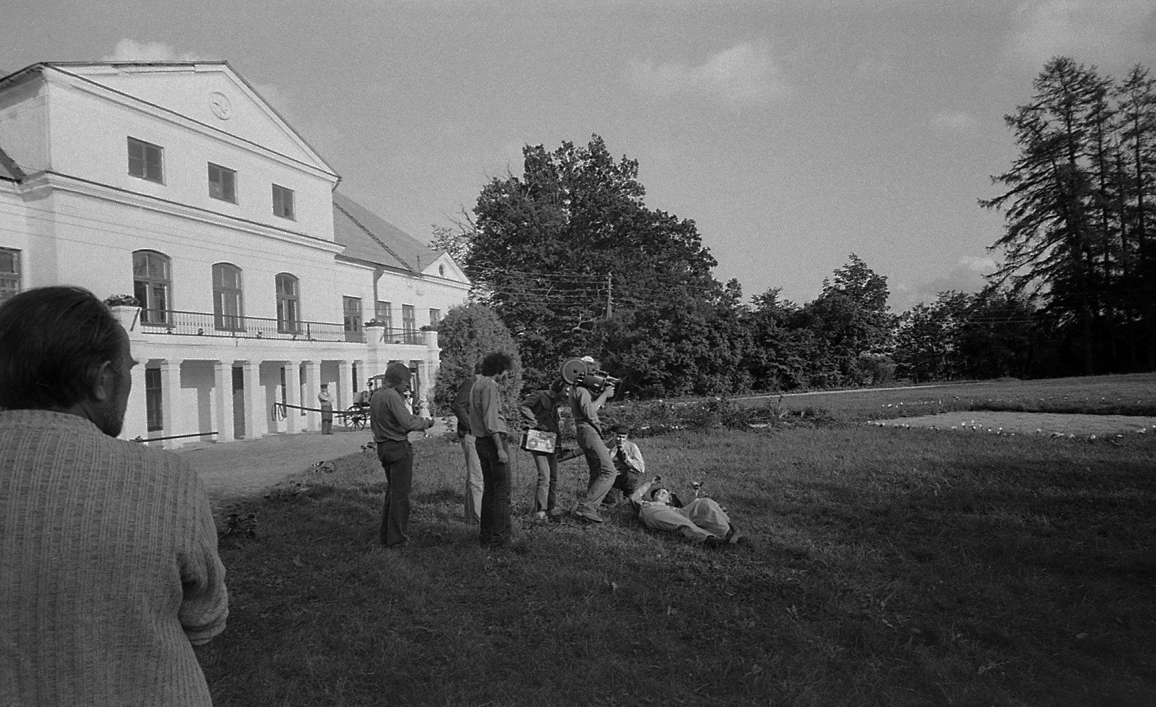 Võtted Vigalas. Vasakul seljaga filmi direktor Raimund Felt.
