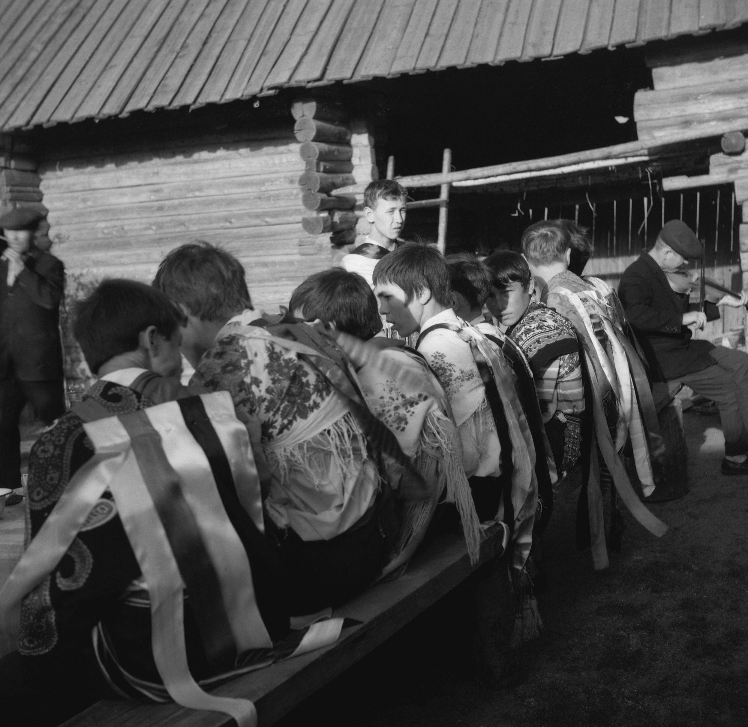 Filmivõtetel Mari külas – Foto Tõnu Seilenthal