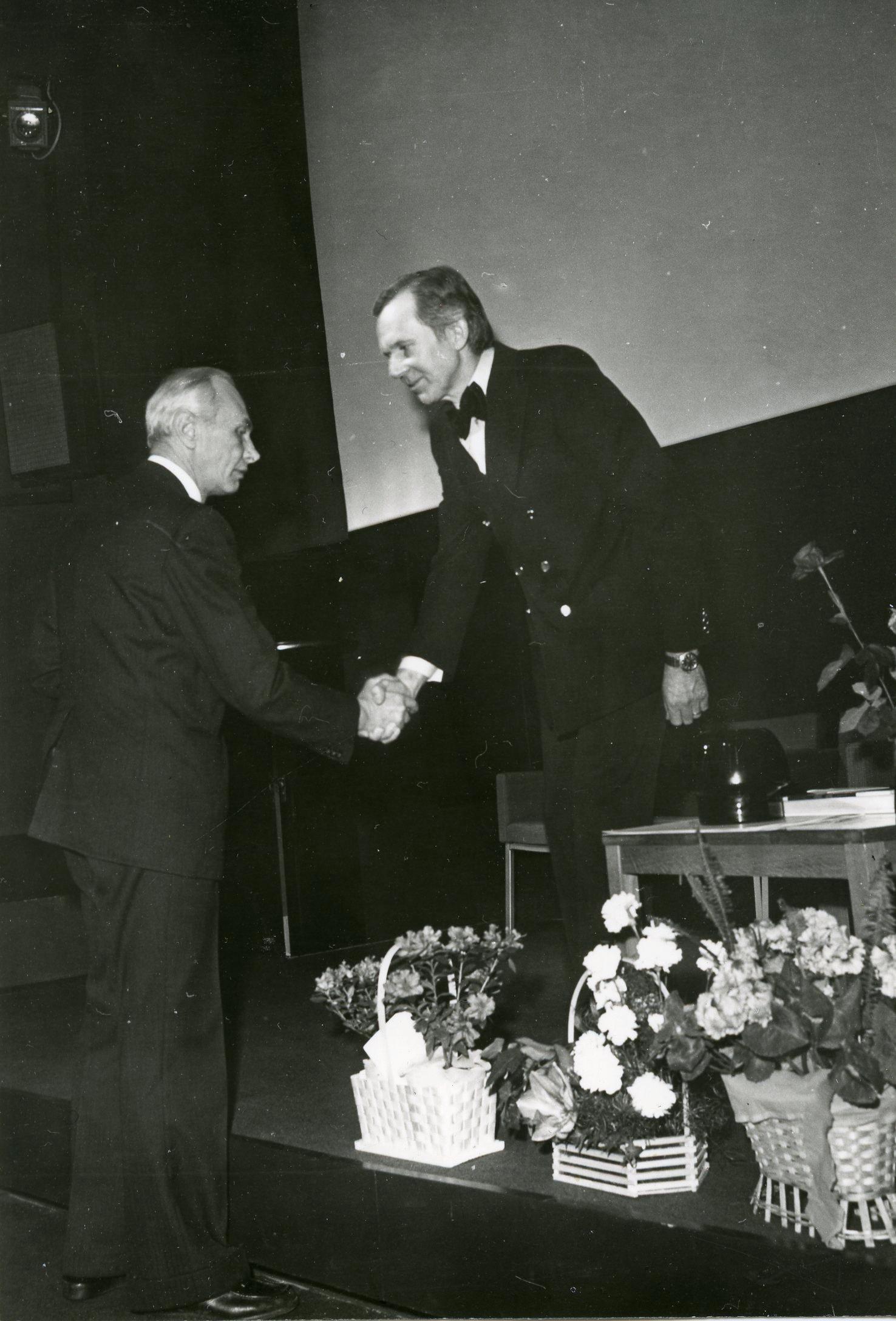 Rein Raamat 50. Õnnitleb Felix Liivik
