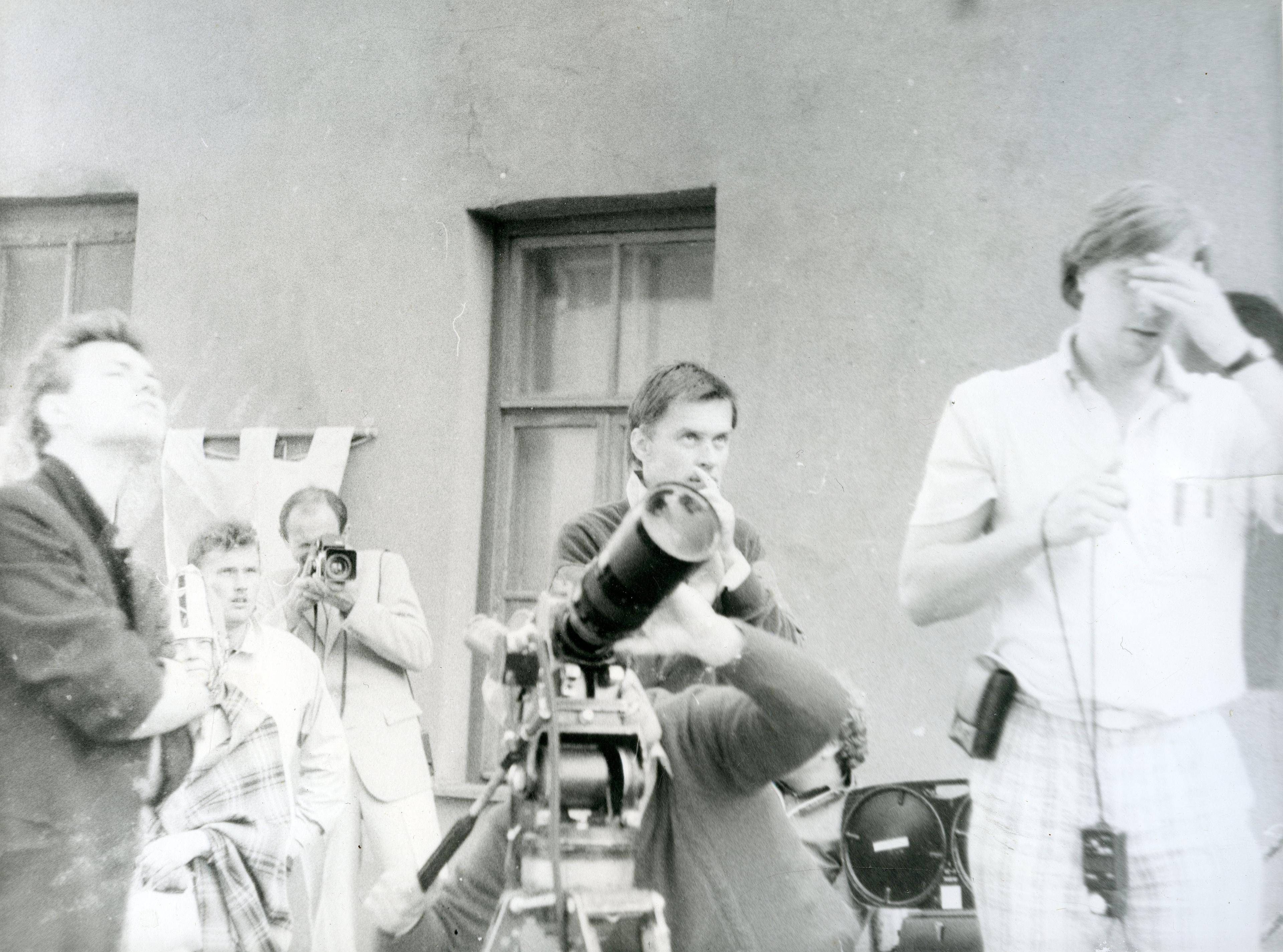 Filmivõtted Tallinnas Toompeal (september 1987). Viktor Koškin, fotograaf Viktor Mendunen,  režissöör Olav Neuland, II operaator Ivo Fride - Foto Kadi Talpsepp