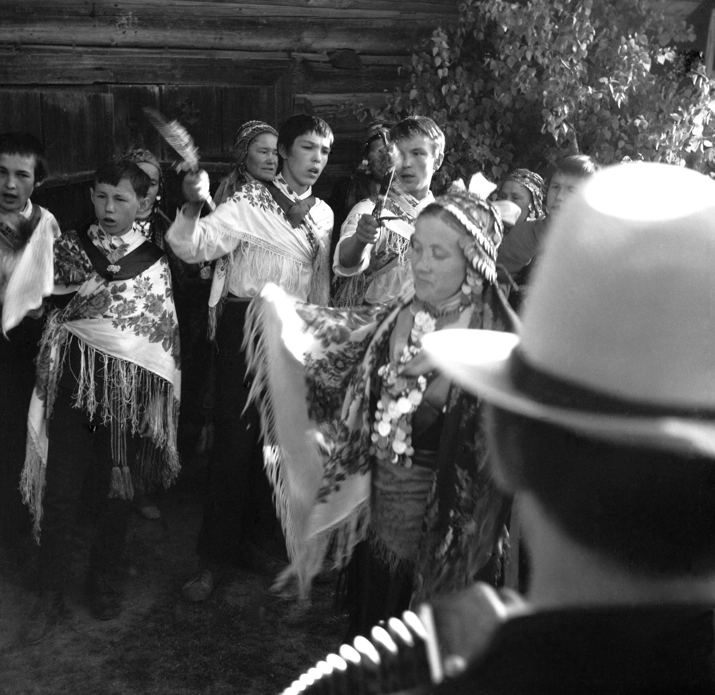 Filmivõtetel Mari küla pulmas – Foto Tõnu Seilenthal