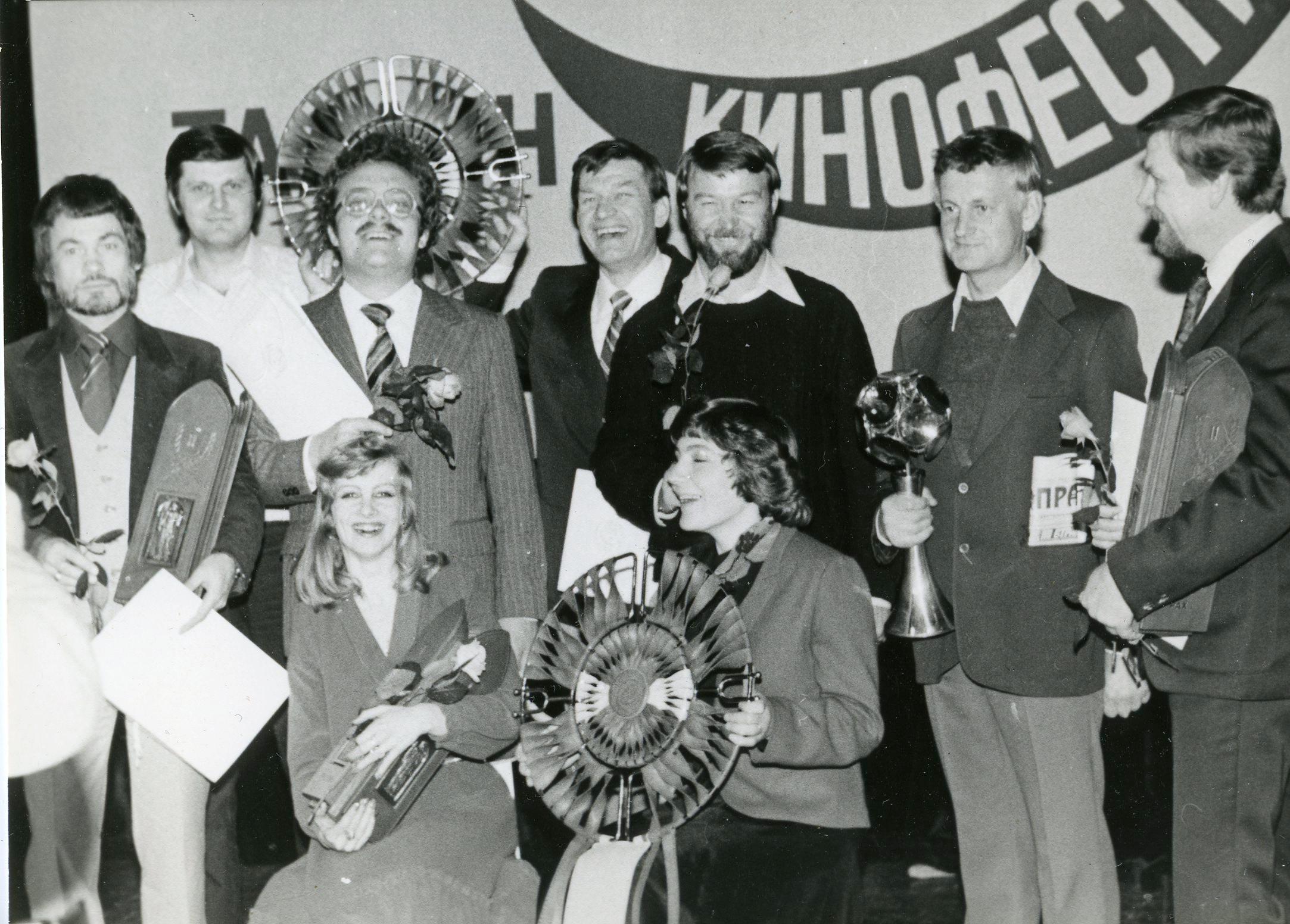 XV üleliidulise filmifestivali (1982) võitjad: režissöör Priit Pärn, kunstnik Priit vaher, režissöör Peeter Simm, operaator Arvo Iho, režissöör Valentin Kuik, režissöör Andres Sööt, helioperaator Enn Säde, esireas näitleja Reet Paavel ja režissöör Helle Murdmaa - Foto Kalju Suur