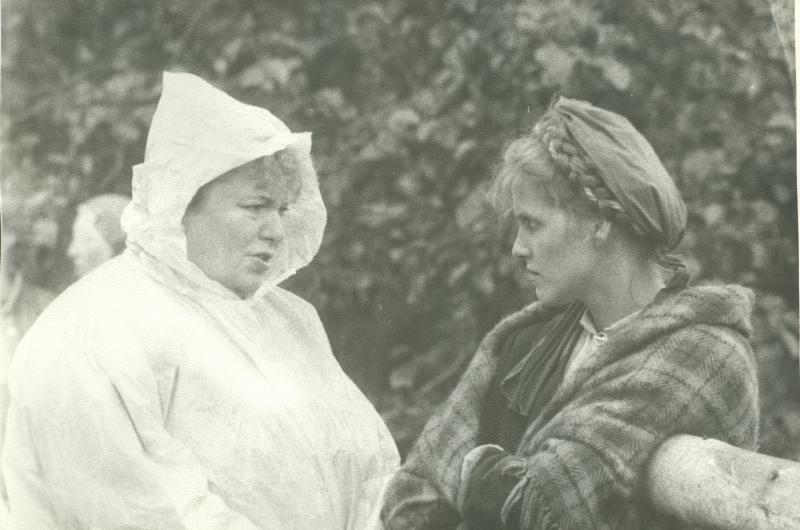 Filmivõtetel Altjal. Grimeerija Aino Lemming ja Walborgi osatäitja Inara Slucka