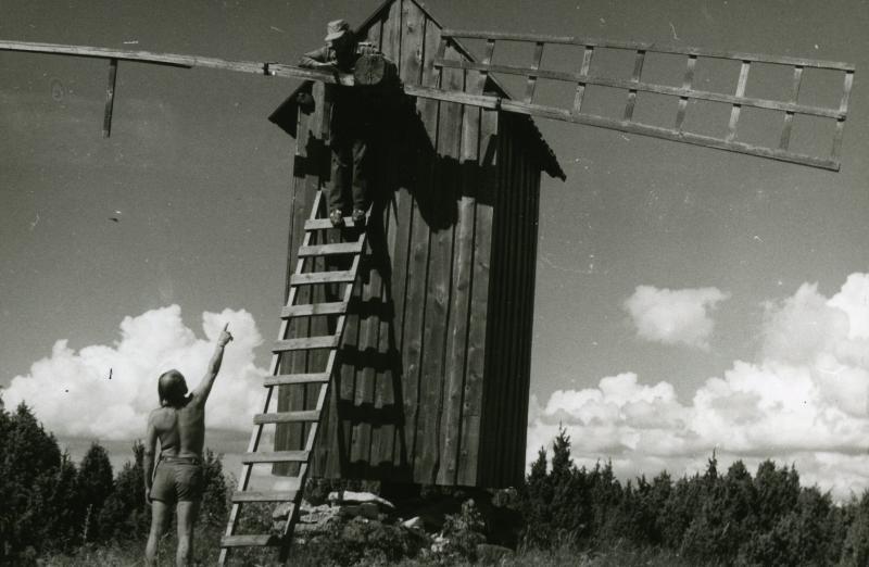 Peeter Tooming  Hiiumaal 1986 - Peeter Tooming filmivõtetel Anikatsi laiul Hiiumaal. Filmitakse dokumentaalfilmi Ilmamuutus (1986, Tallinnfilm) - Foto Peeter Ülevain