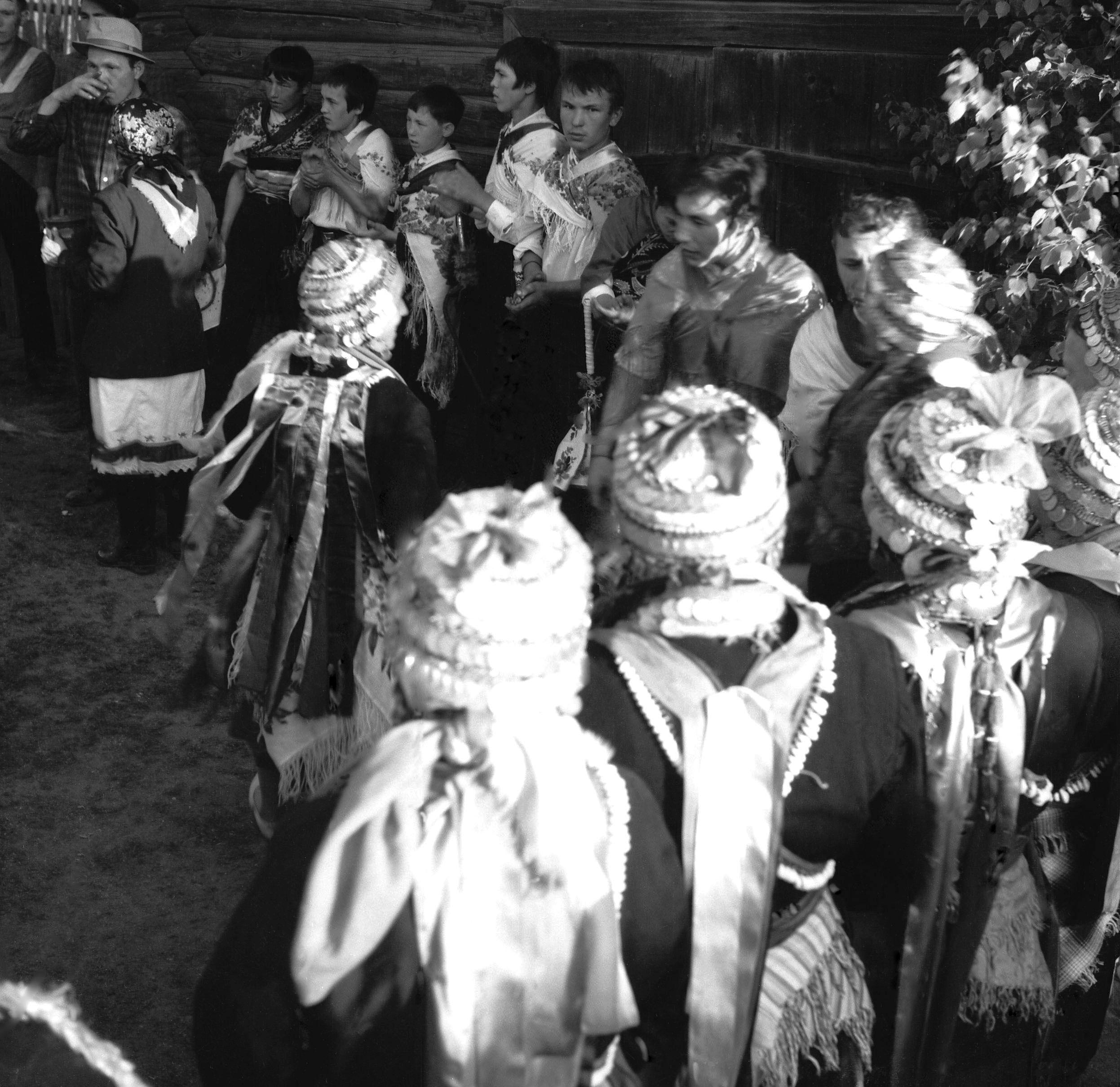 Filmivõtetel Mari külas – Foto Tõnu Seilenthal