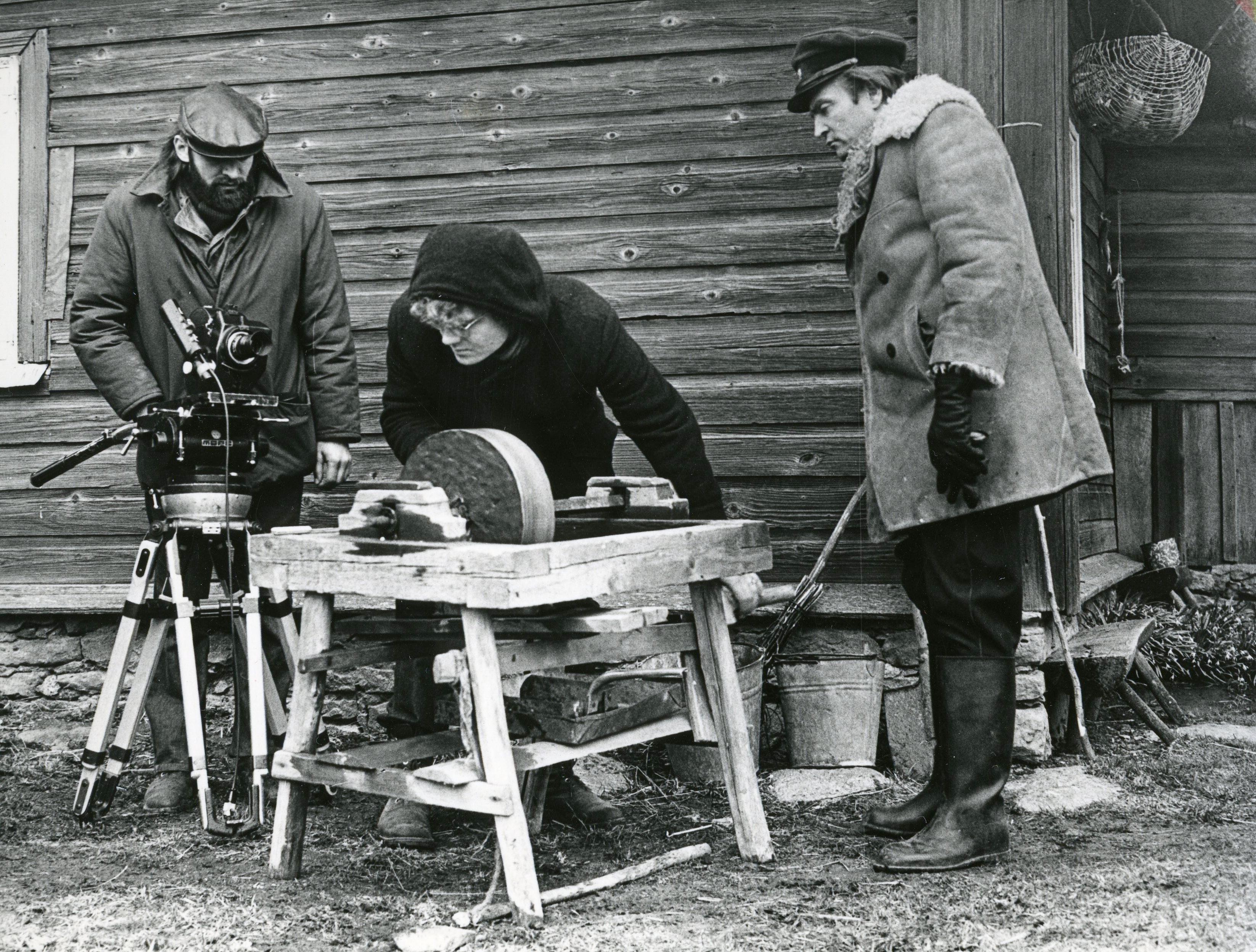 Filmivõtetel - Operaator Anatoli Lapšov, käia taga režissöör Peeter Simm, metsavahi osatäitja Vaino Vahing