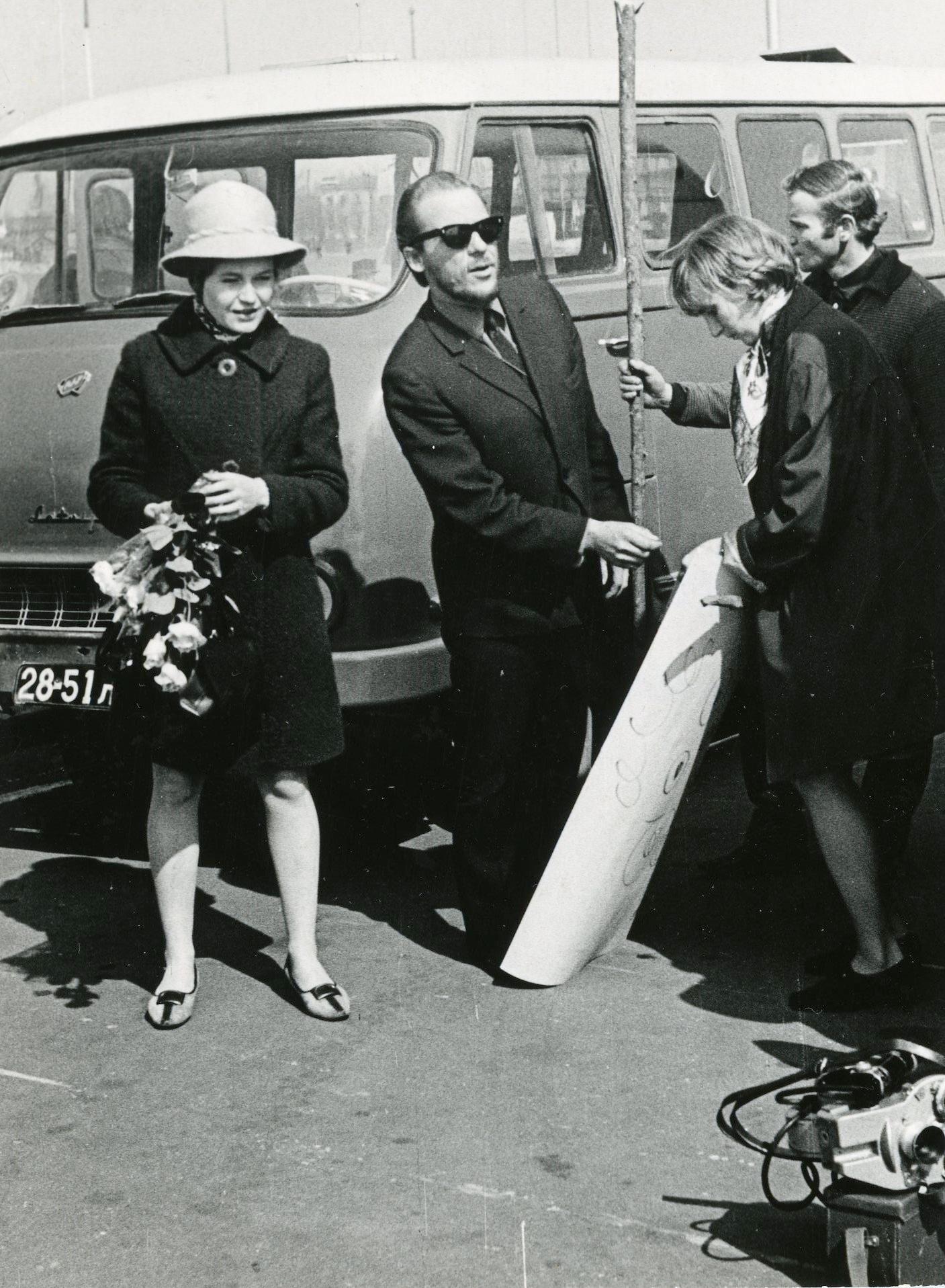 Antarktika-ekspeditsiooni liikmete Andres Söödi ja Mati Kase vastuvõtmine Leningradi sadamas 1969. aastal. Marje Kask, Peeter Tooming, Vaike Pärnpuu - Foto Enn Säde - Peeter Toominga kogu