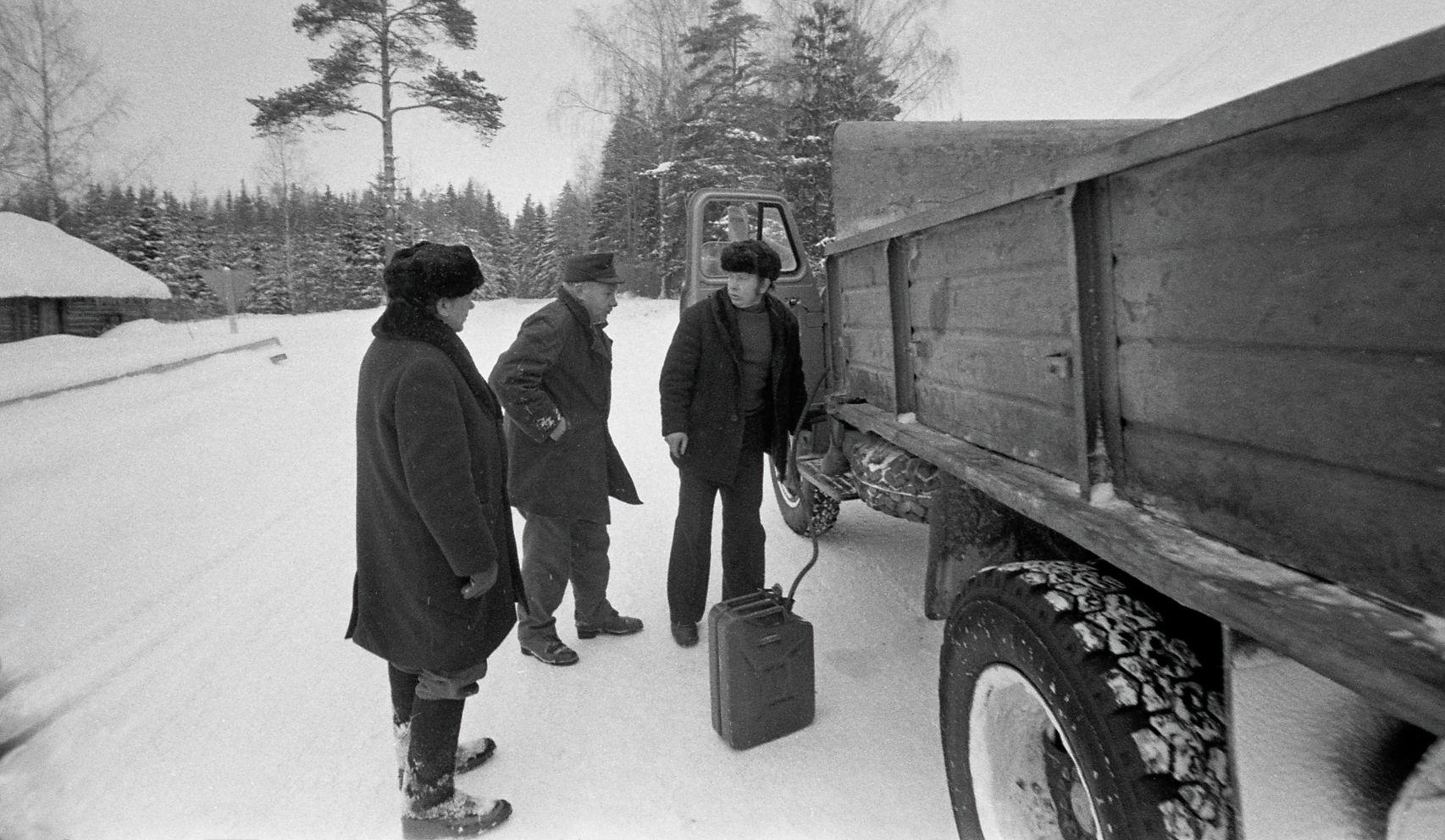 Tallinnfilmi auto on lumevangis Rõuges. Vasakult puussepp, hüüdnimega Saepuru Sass ja autojuht Ants. 