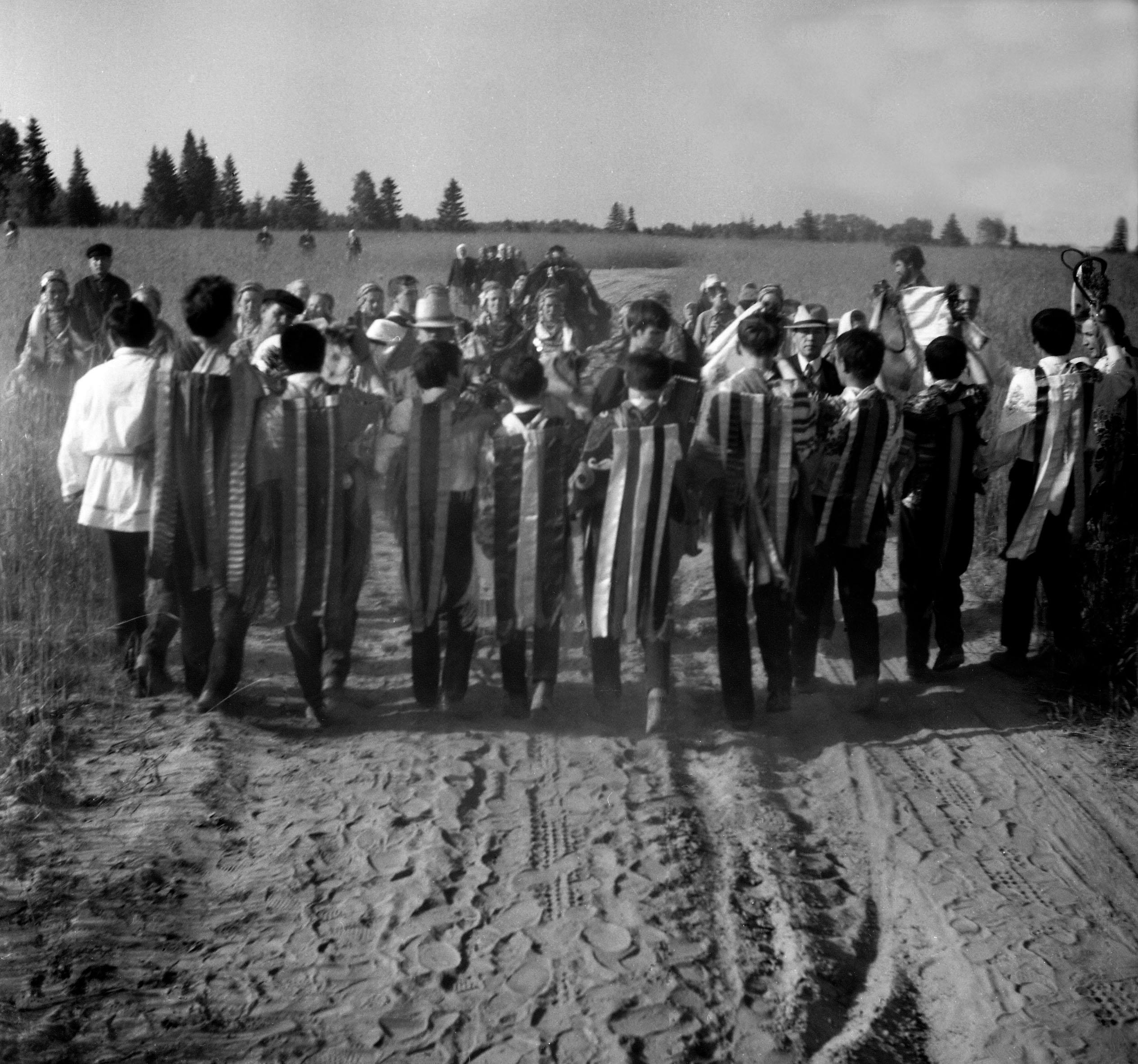 Filmivõtetel Mari küla pulmas – Foto Tõnu Seilenthal