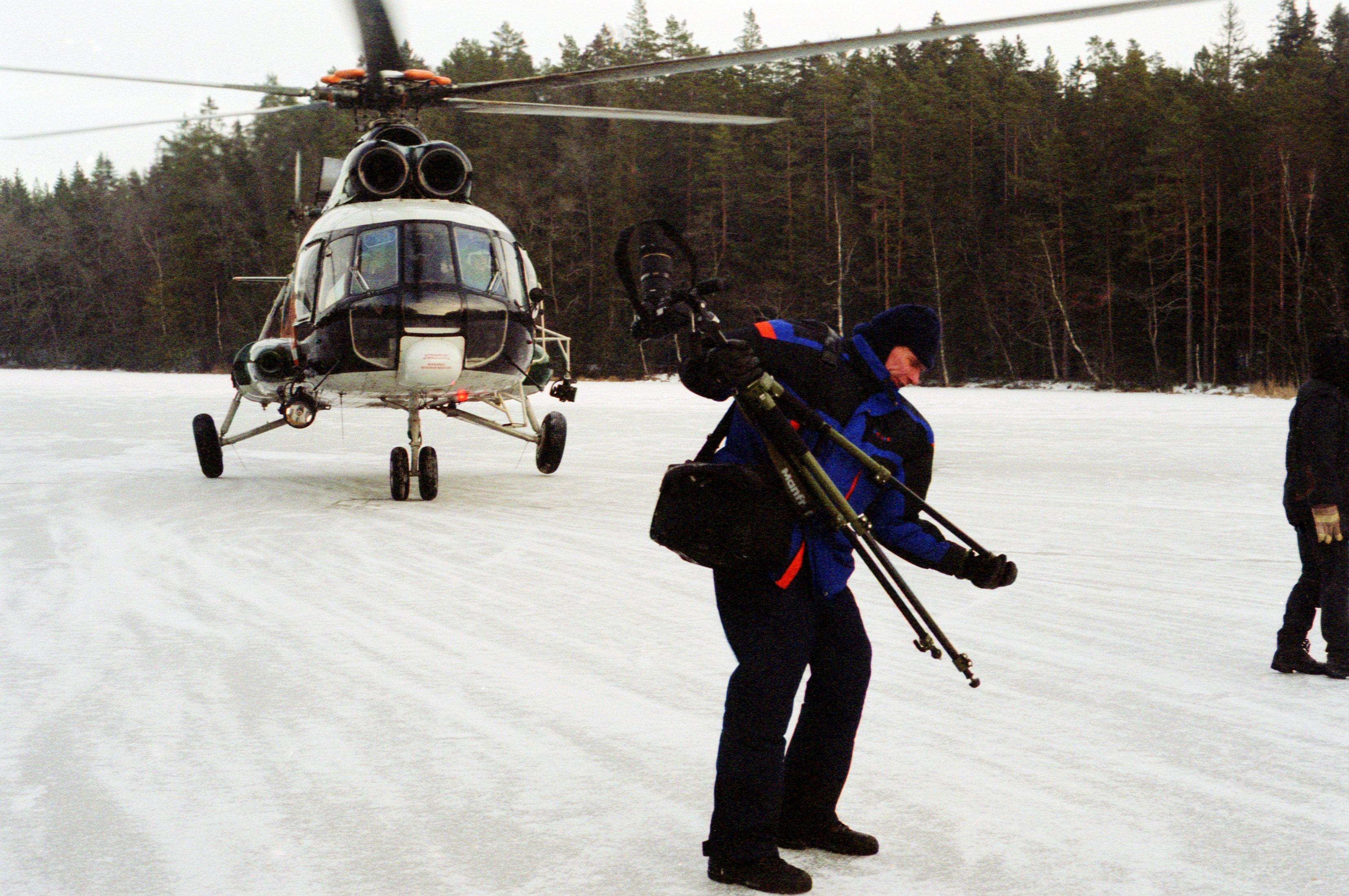 Filmivõtted Eestis, Kõrvemaal. Fotograaf Tõnu Noorits maadleb statiiviga.