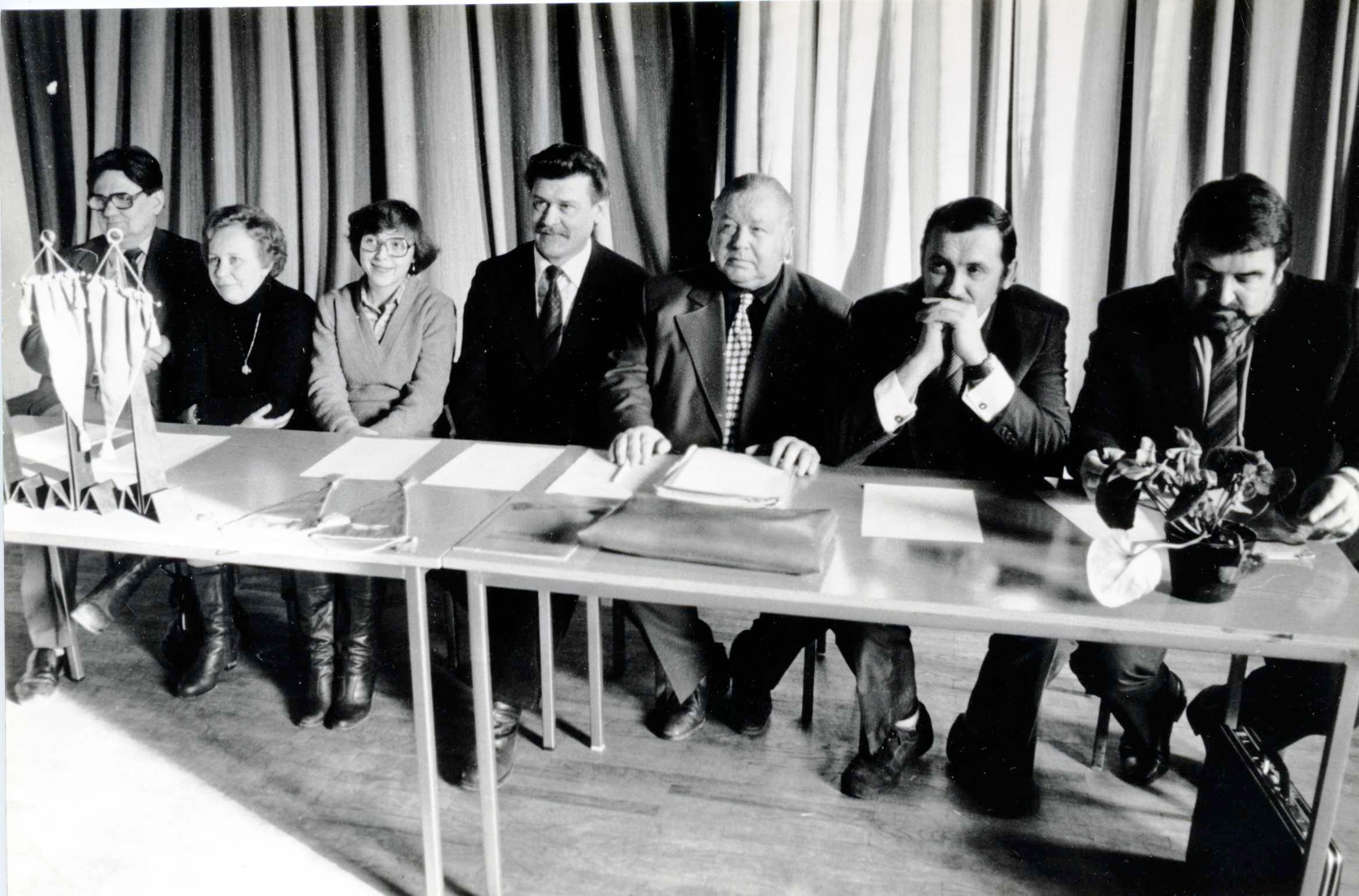 Koosoleku presiidiumis 1983. aasta märtsis. Fotol vasakult: Raimund Penu, ?, ?, Toivo Kusmin, Rene Rekand, Harri Martinson, Andres Arnover