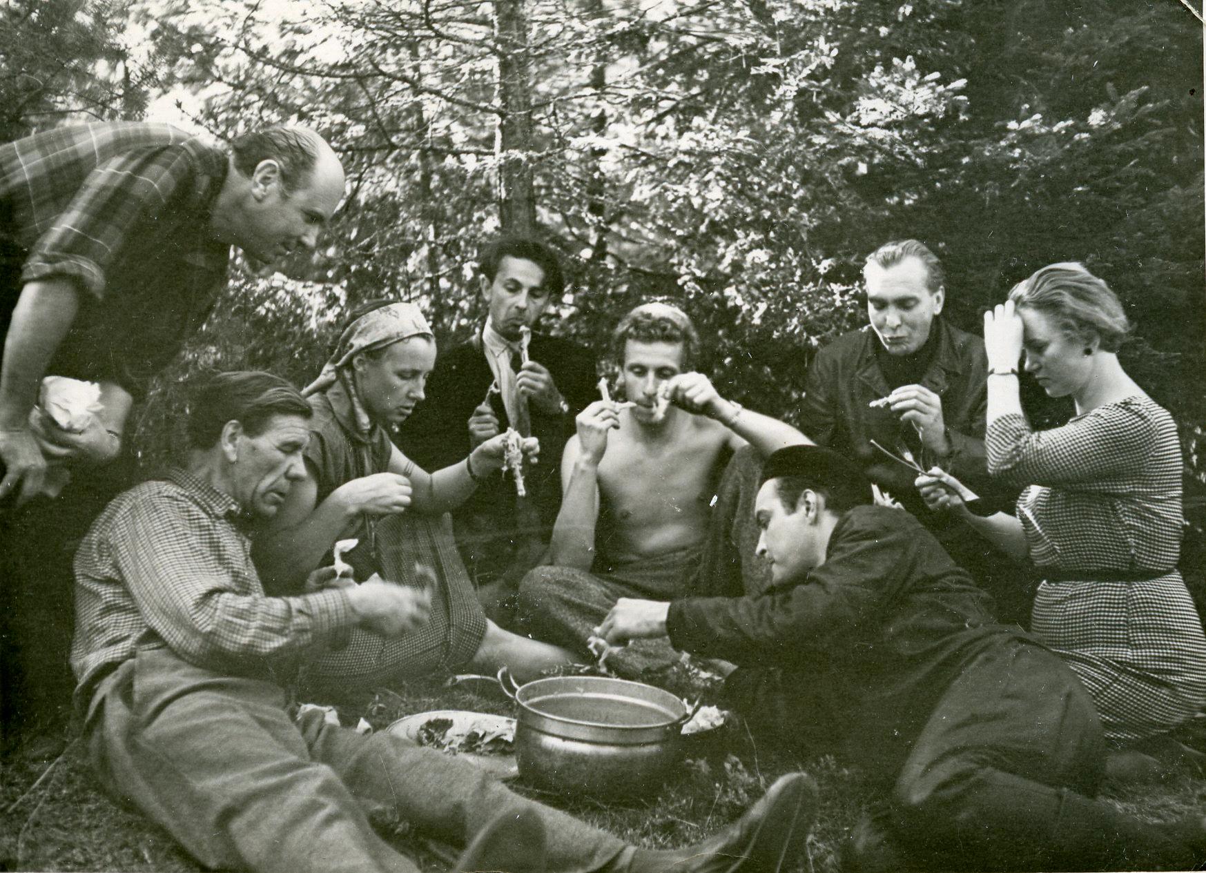 Operaator Vladimir Parvel, helirežissöör Raimond Schönberg, Varju osatäitja Heino Mandri, II režissöör Leida Laius, Ernsti osatäitja Rein Aren