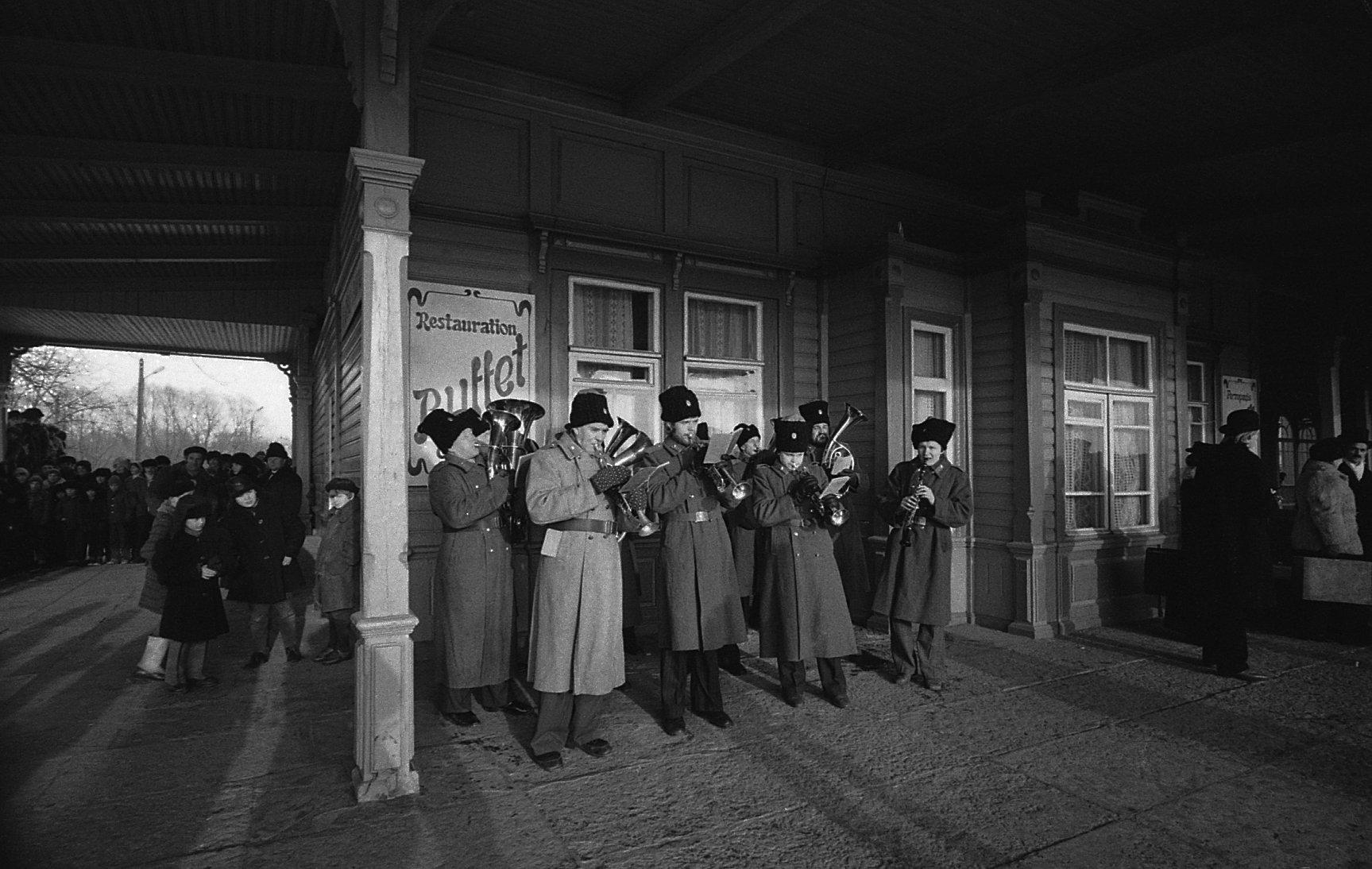 Haapsalu raudteejaam. Filmivõtted. Orkestris mängivad Haapsalu muusikud.